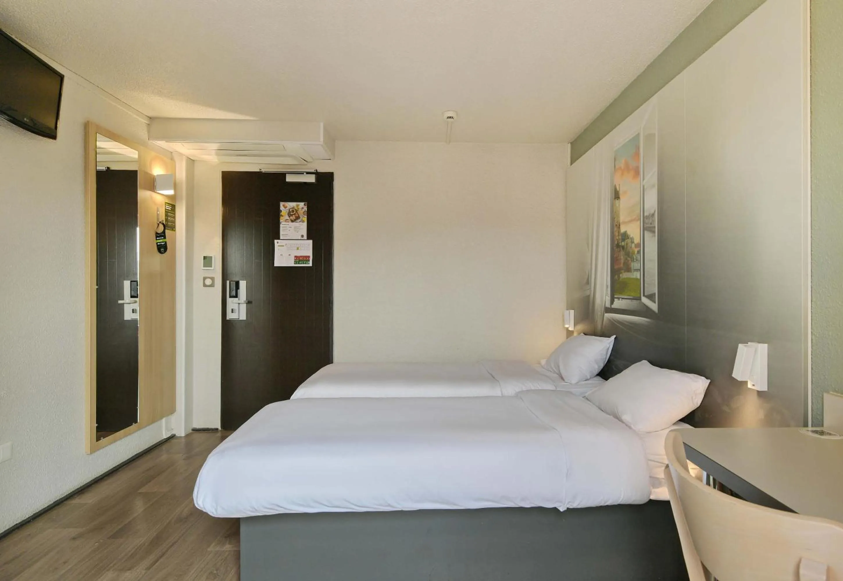 Bedroom, Bed in B&B HOTEL le Mans Centre