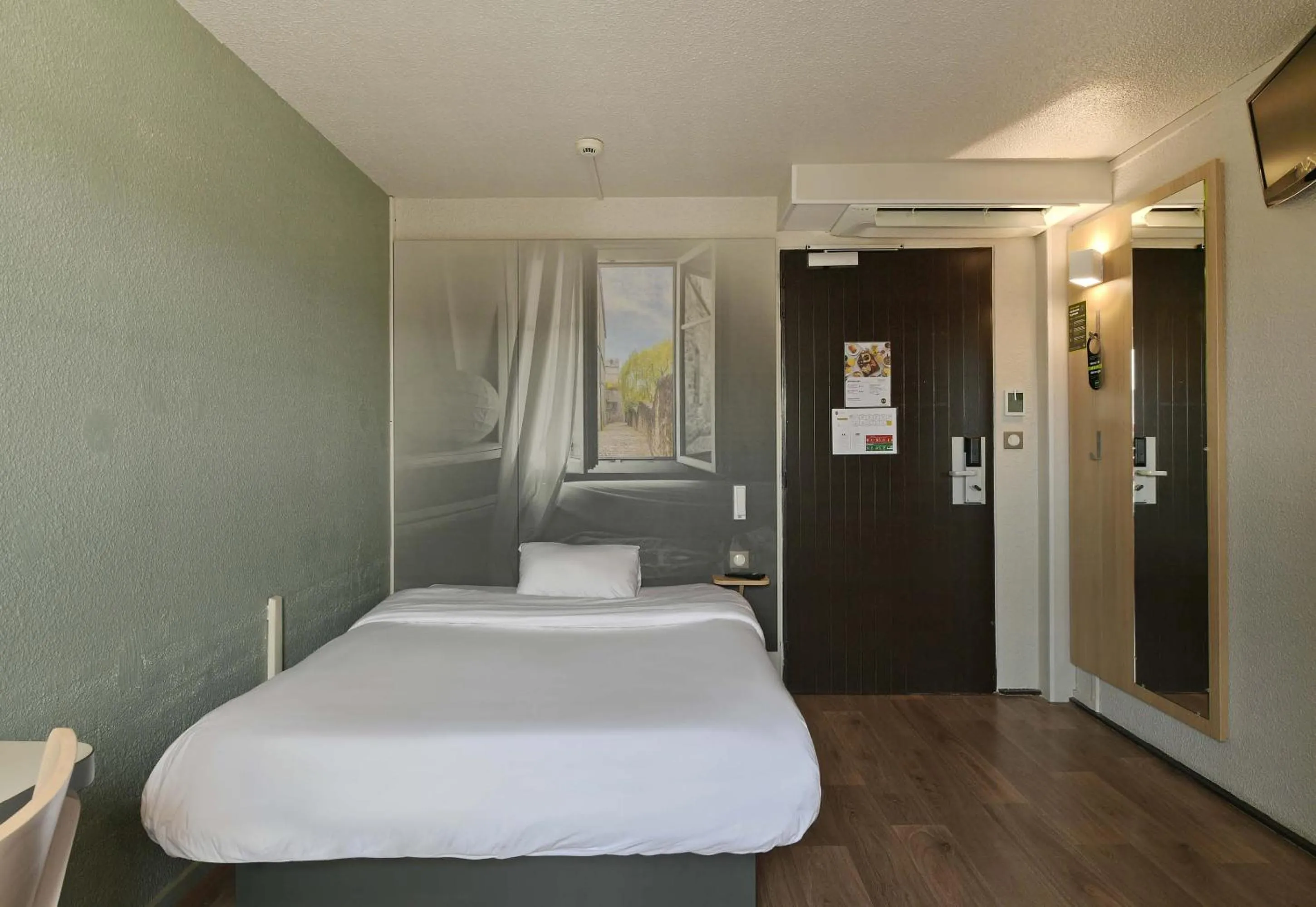 Bedroom, Bed in B&B HOTEL le Mans Centre