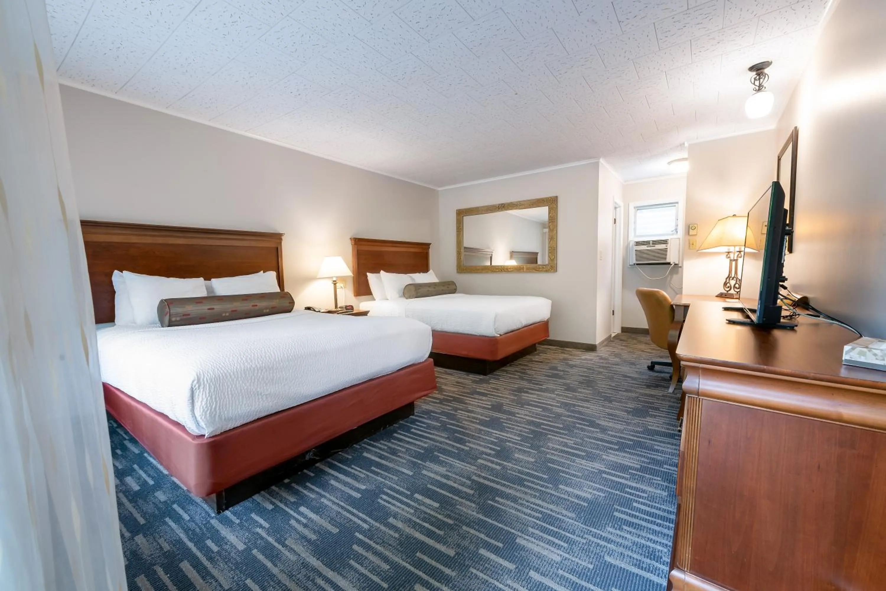 Photo of the whole room, Bed in Scotty's Lakeside Resort
