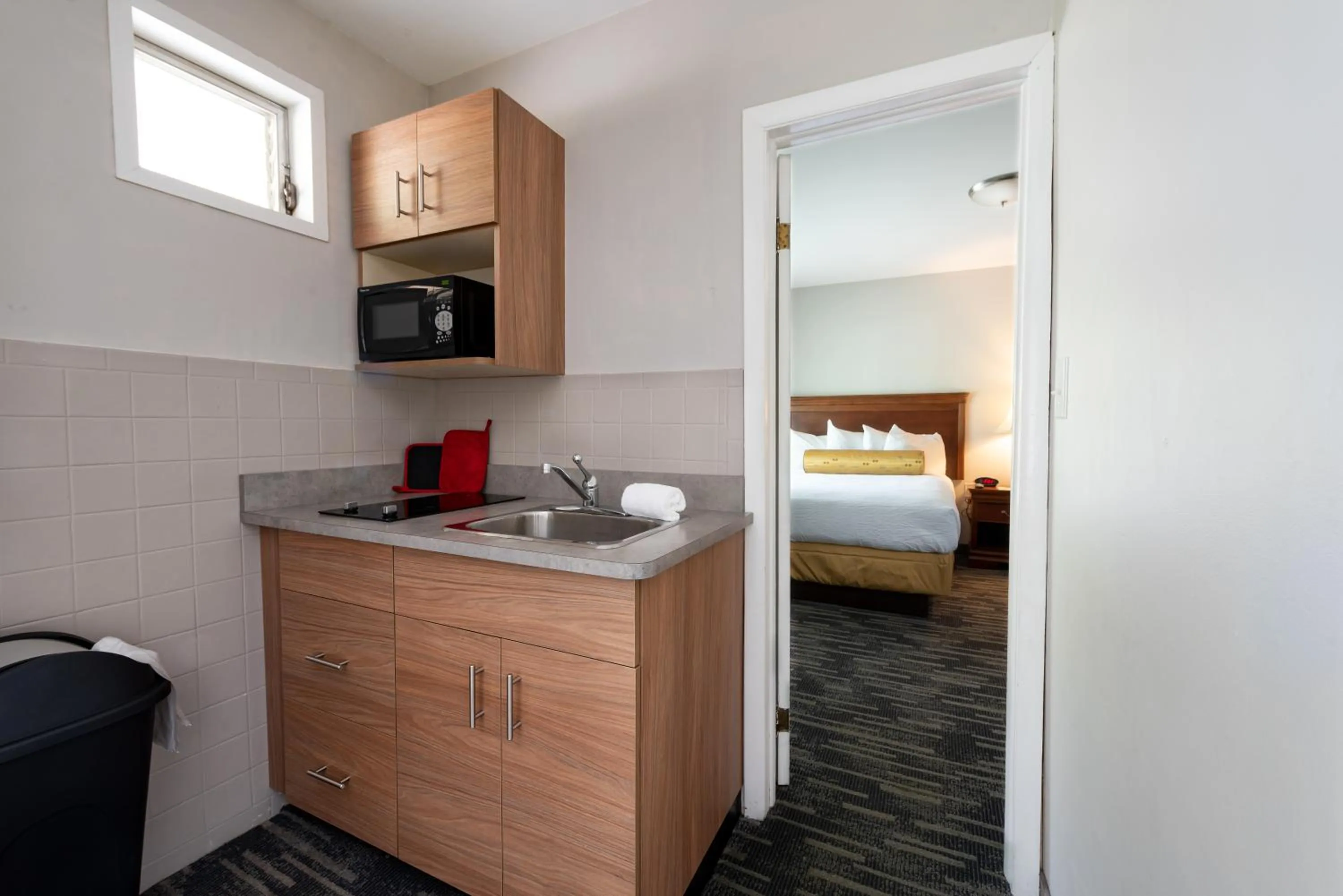 Kitchen or kitchenette, Bed in Scotty's Lakeside Resort
