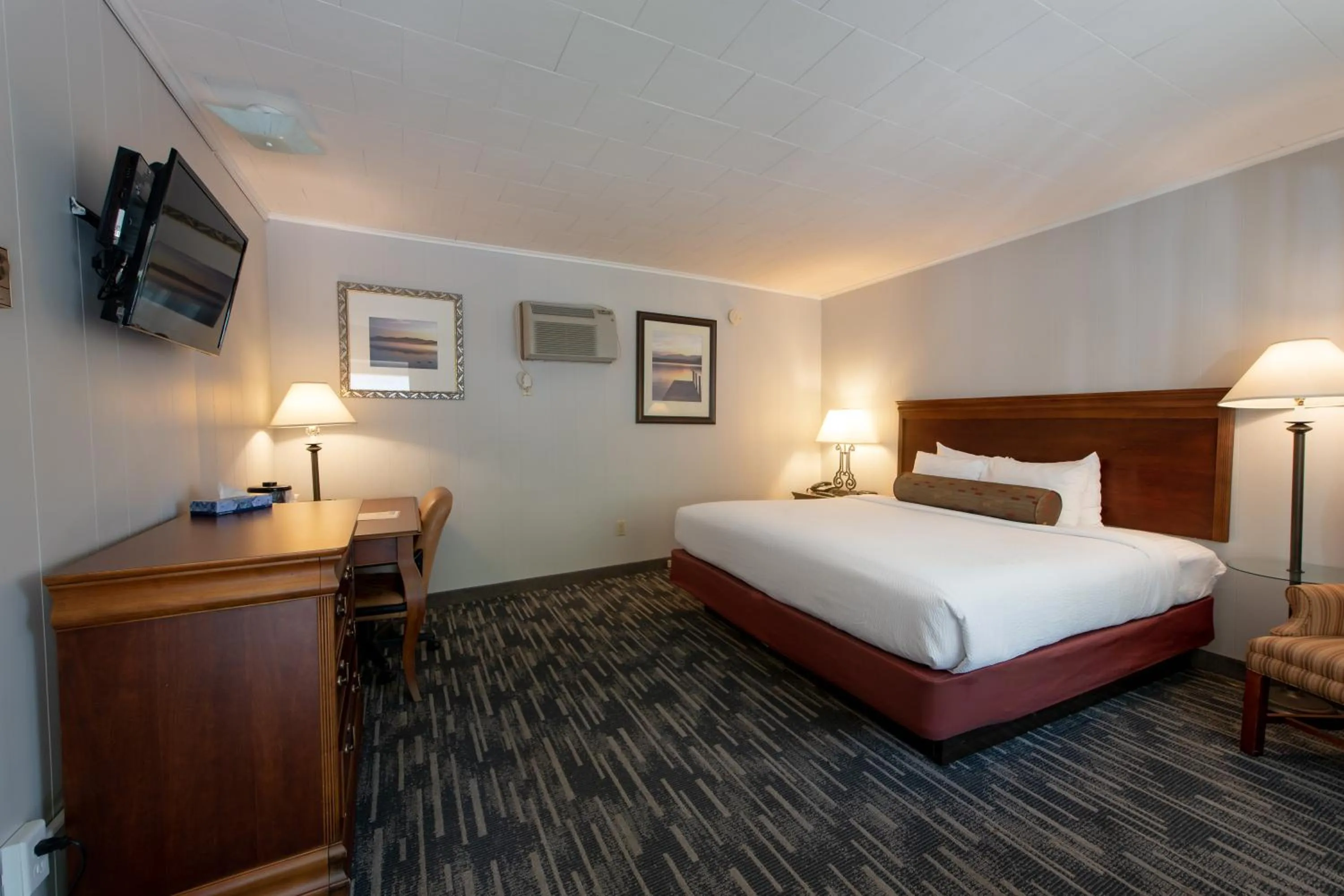 Photo of the whole room, Bed in Scotty's Lakeside Resort