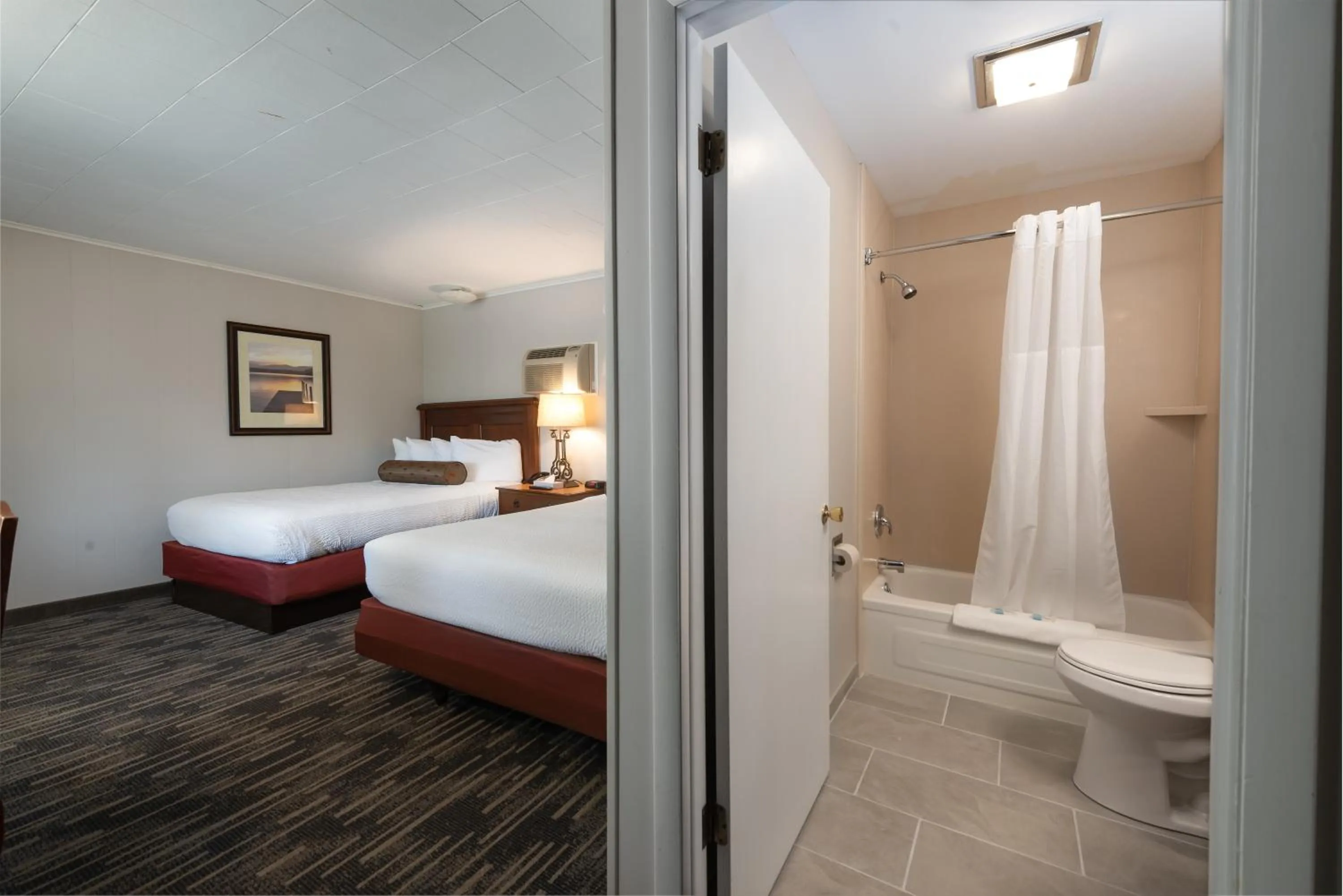 Photo of the whole room, Bed in Scotty's Lakeside Resort