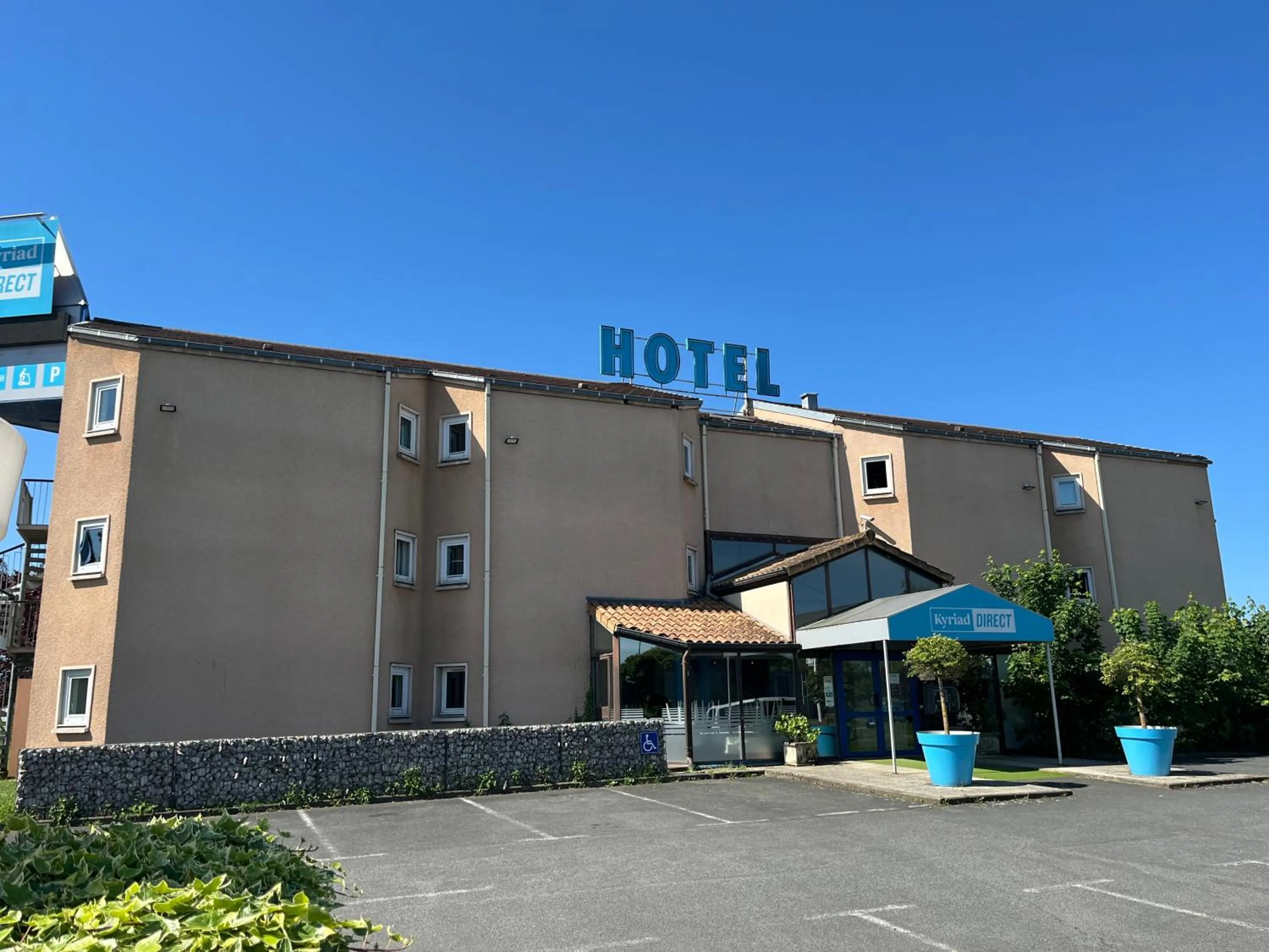 Property building in Kyriad Direct Macon Sud