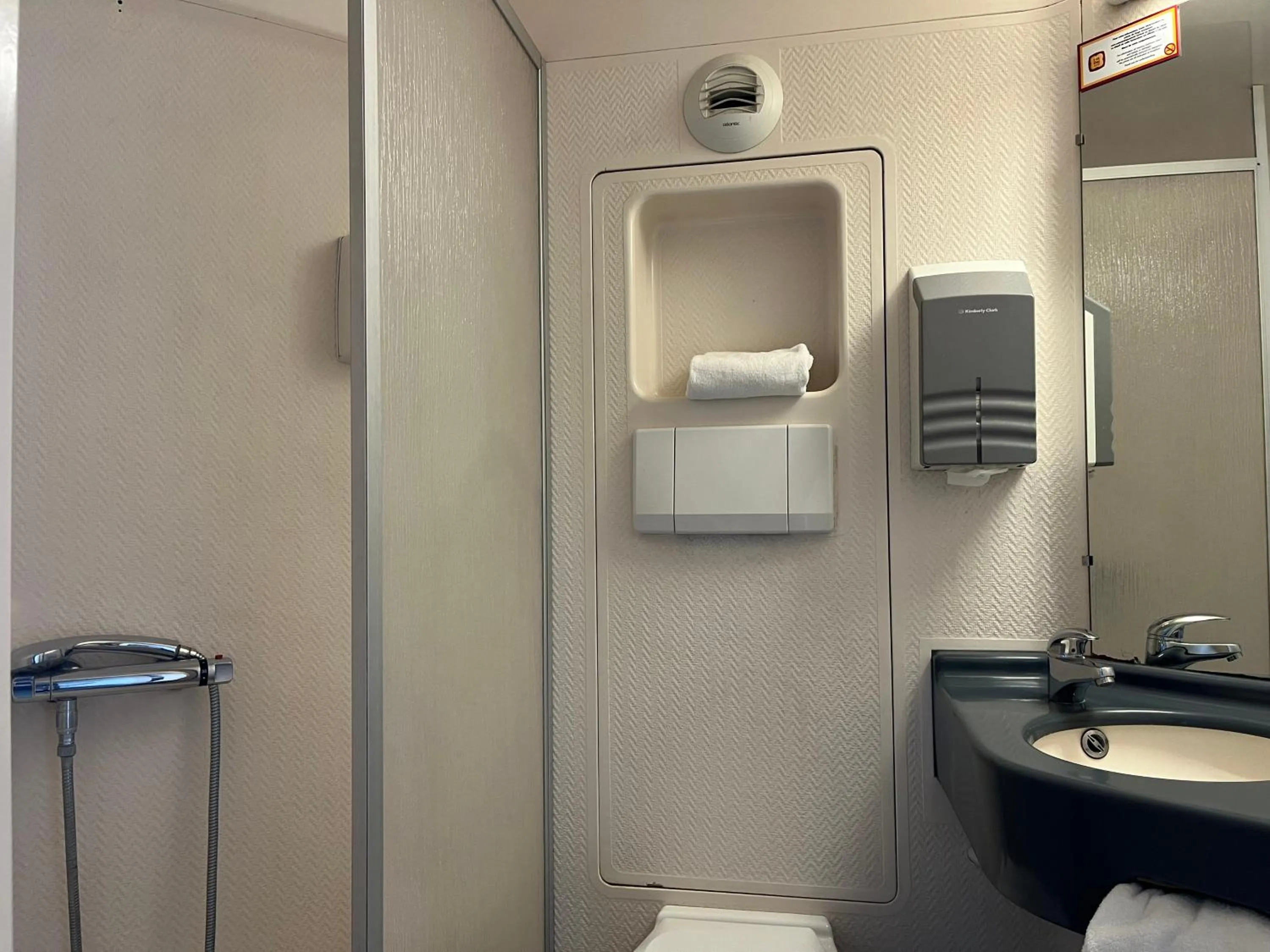 Bathroom in Kyriad Direct Macon Sud