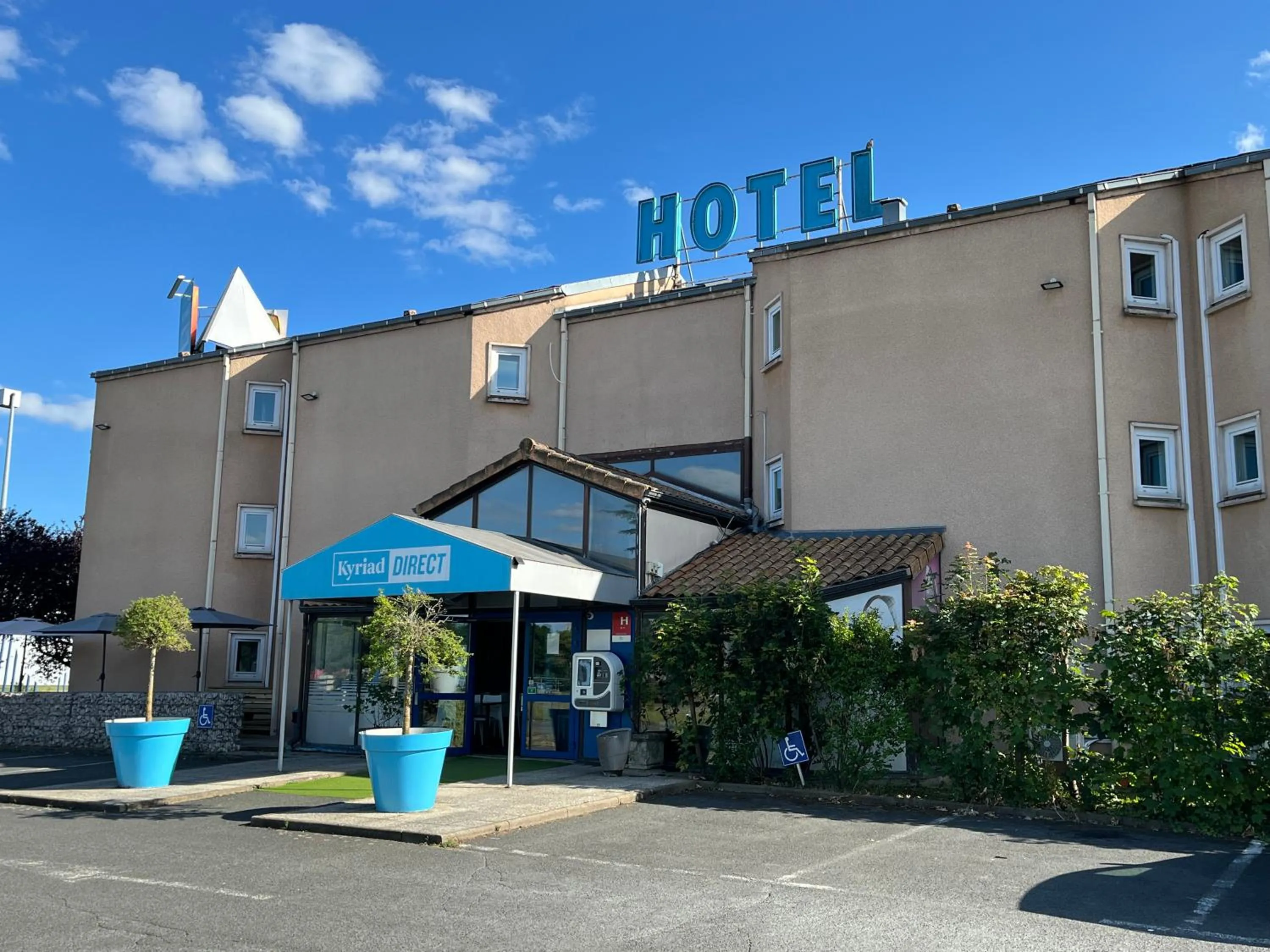 Property building in Kyriad Direct Macon Sud