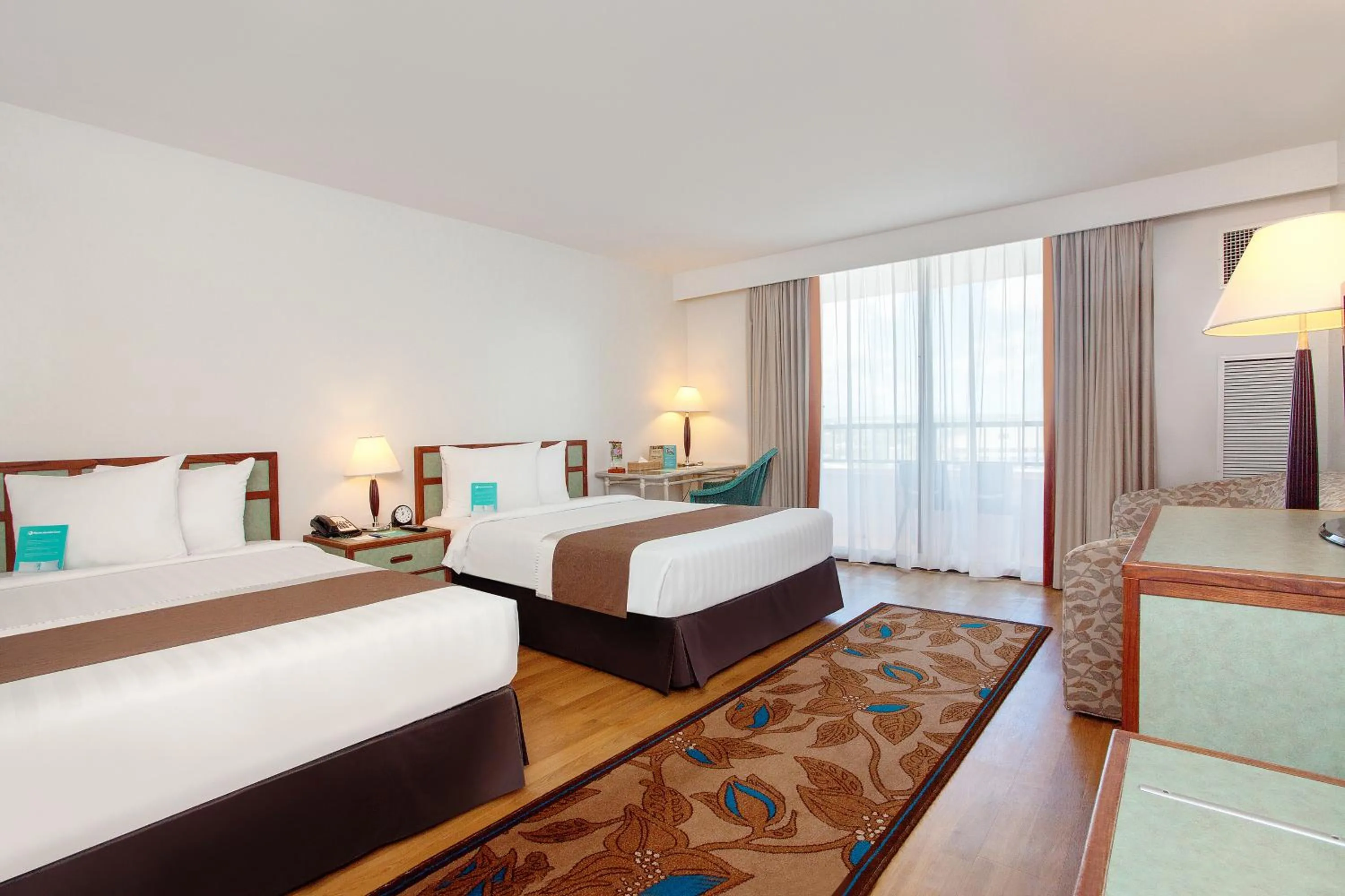 Restaurant/places to eat, Bed in Pacific Islands Club Guam