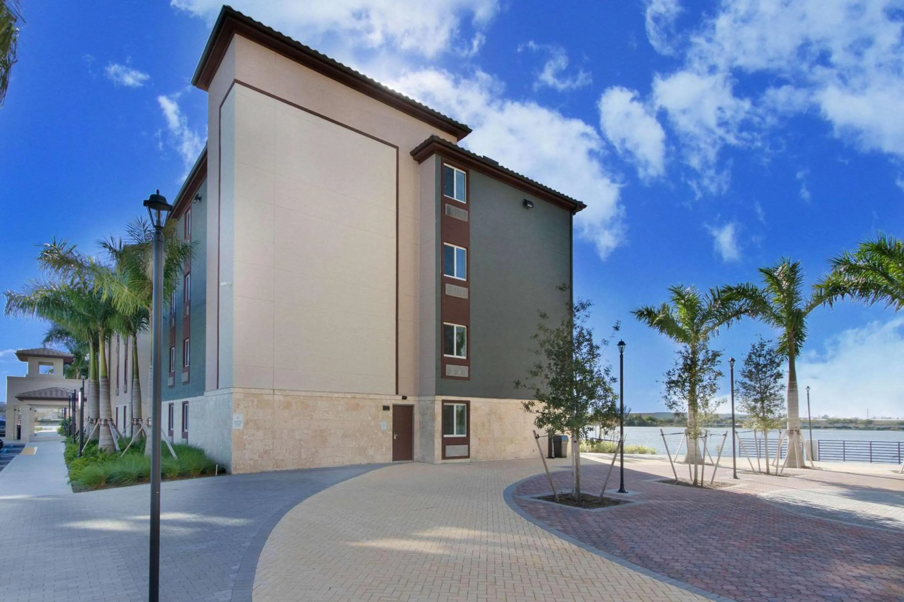 Property building in WoodSpring Suites Miramar