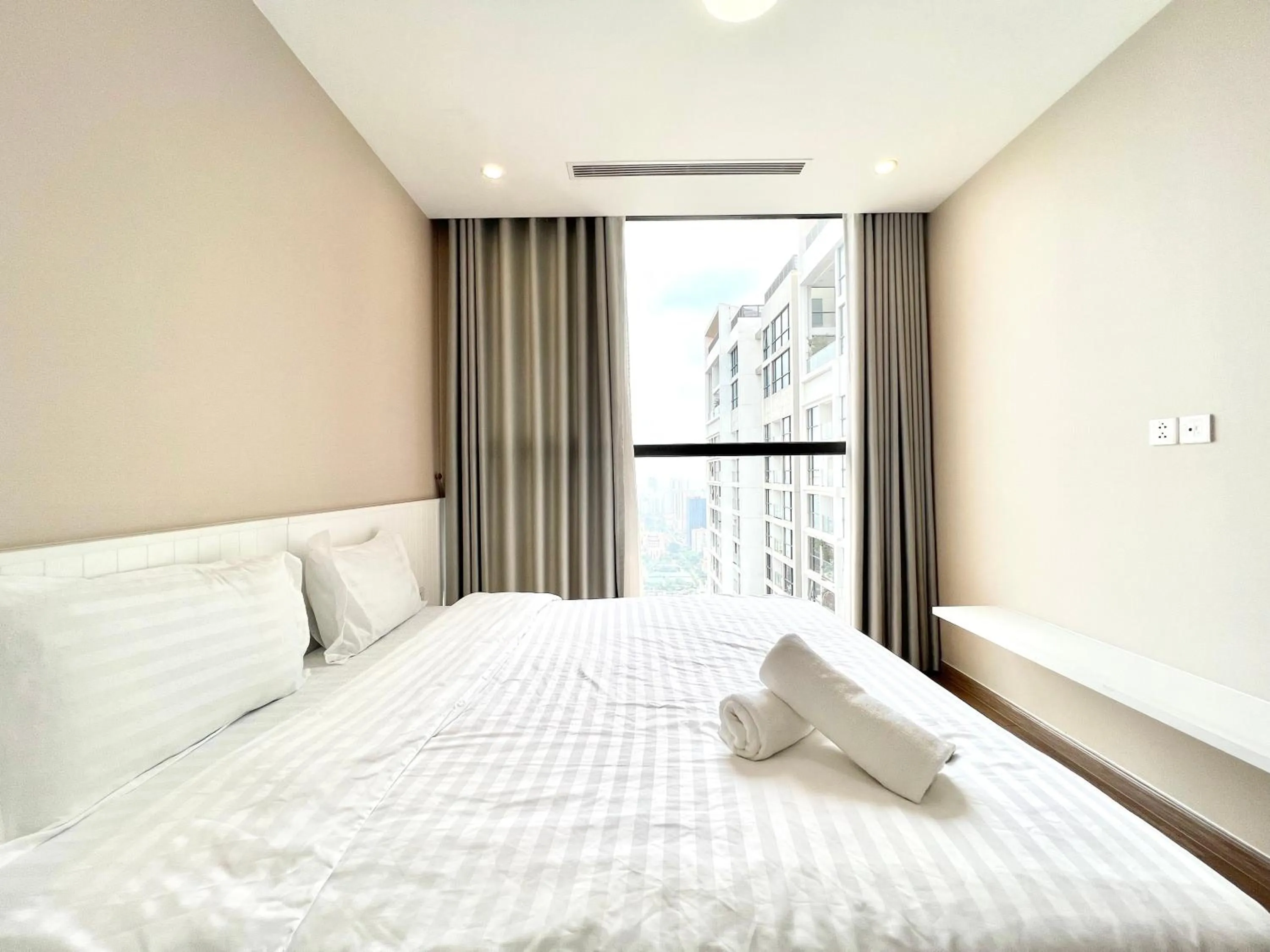 Bed in Luxury Apartment Vinhomes Skylake