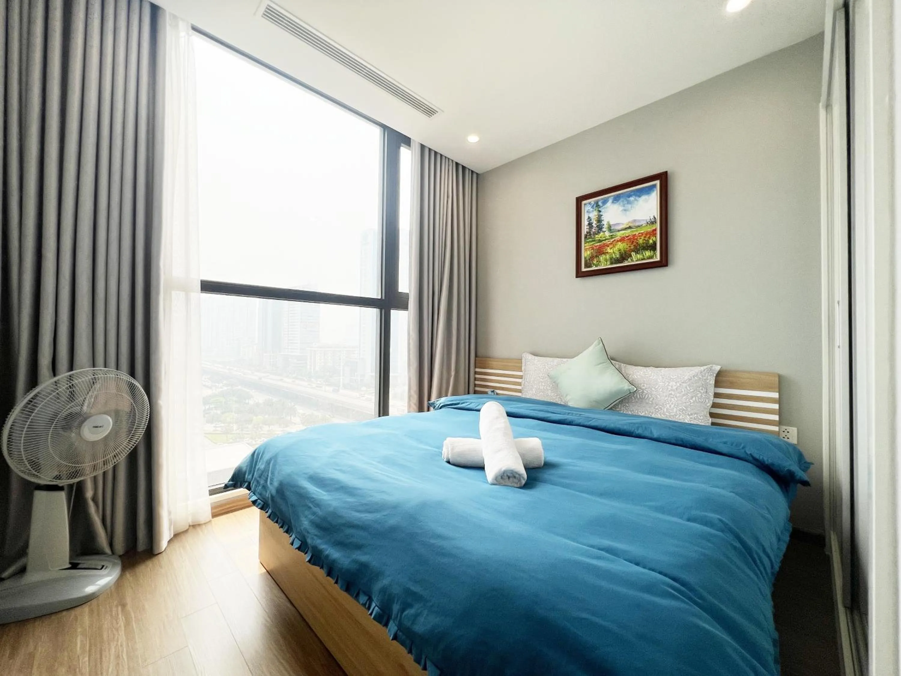 Bed in Luxury Apartment Vinhomes Skylake