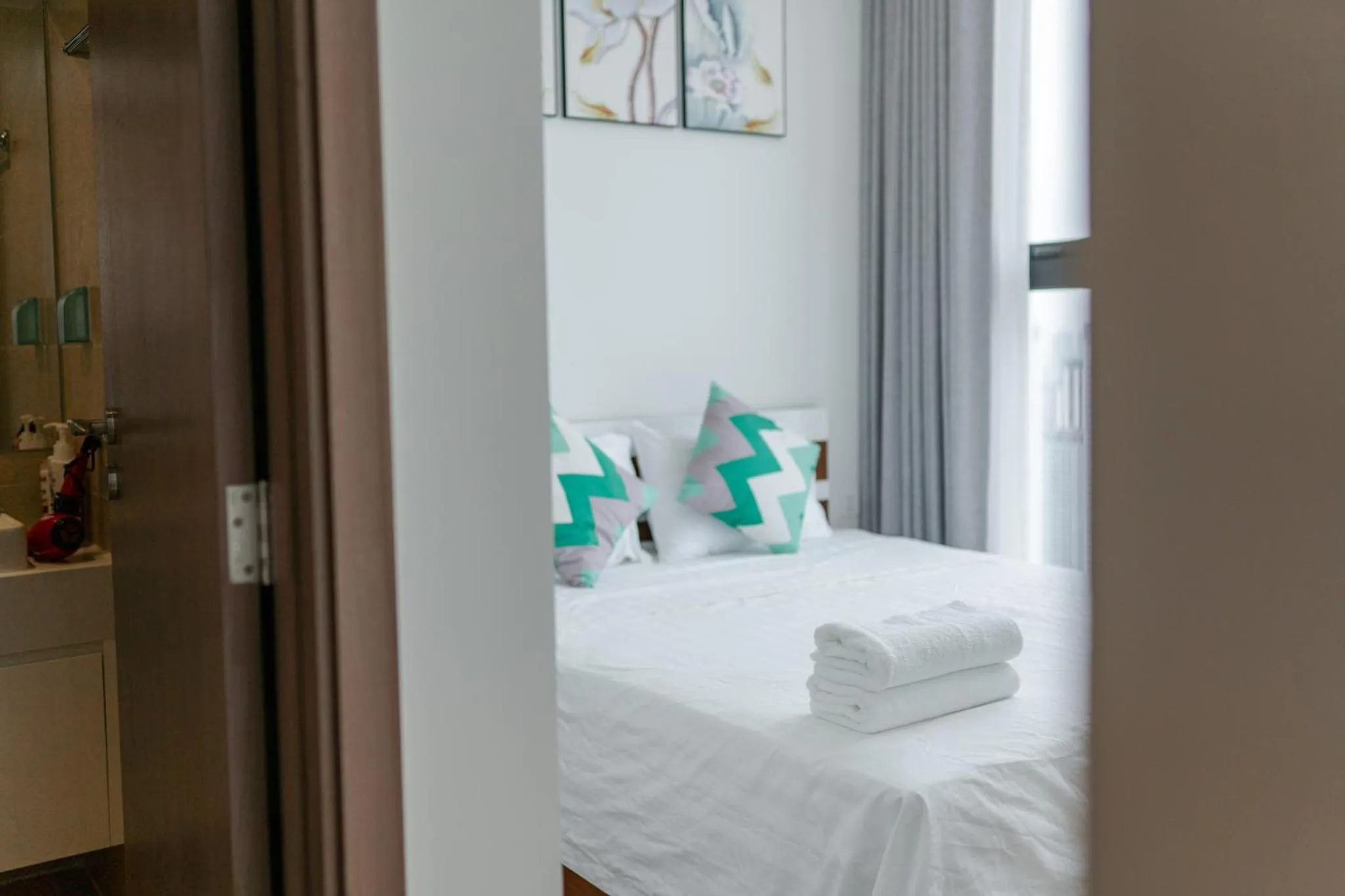 Bed in Luxury Apartment Vinhomes Skylake