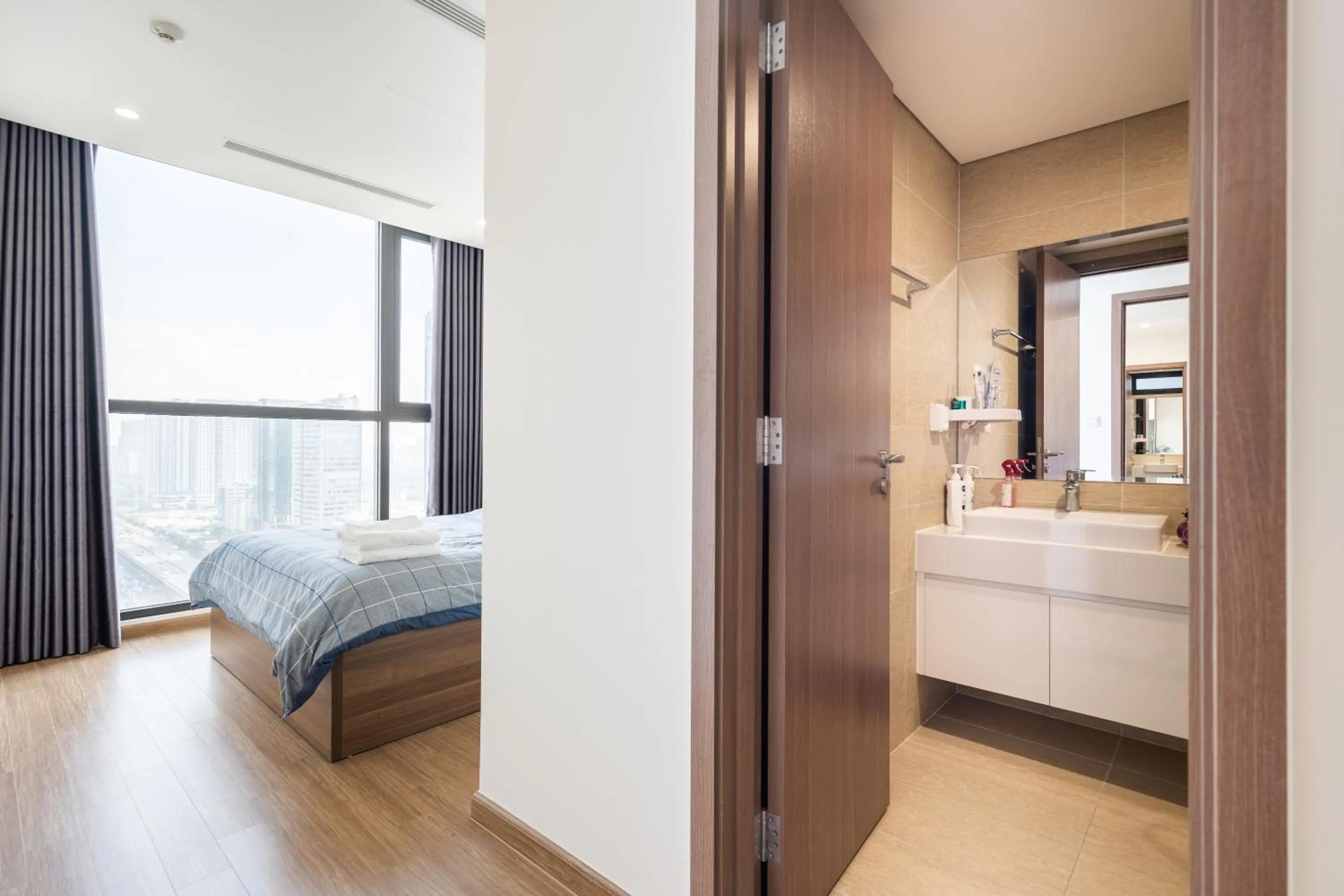 Bed in Luxury Apartment Vinhomes Skylake