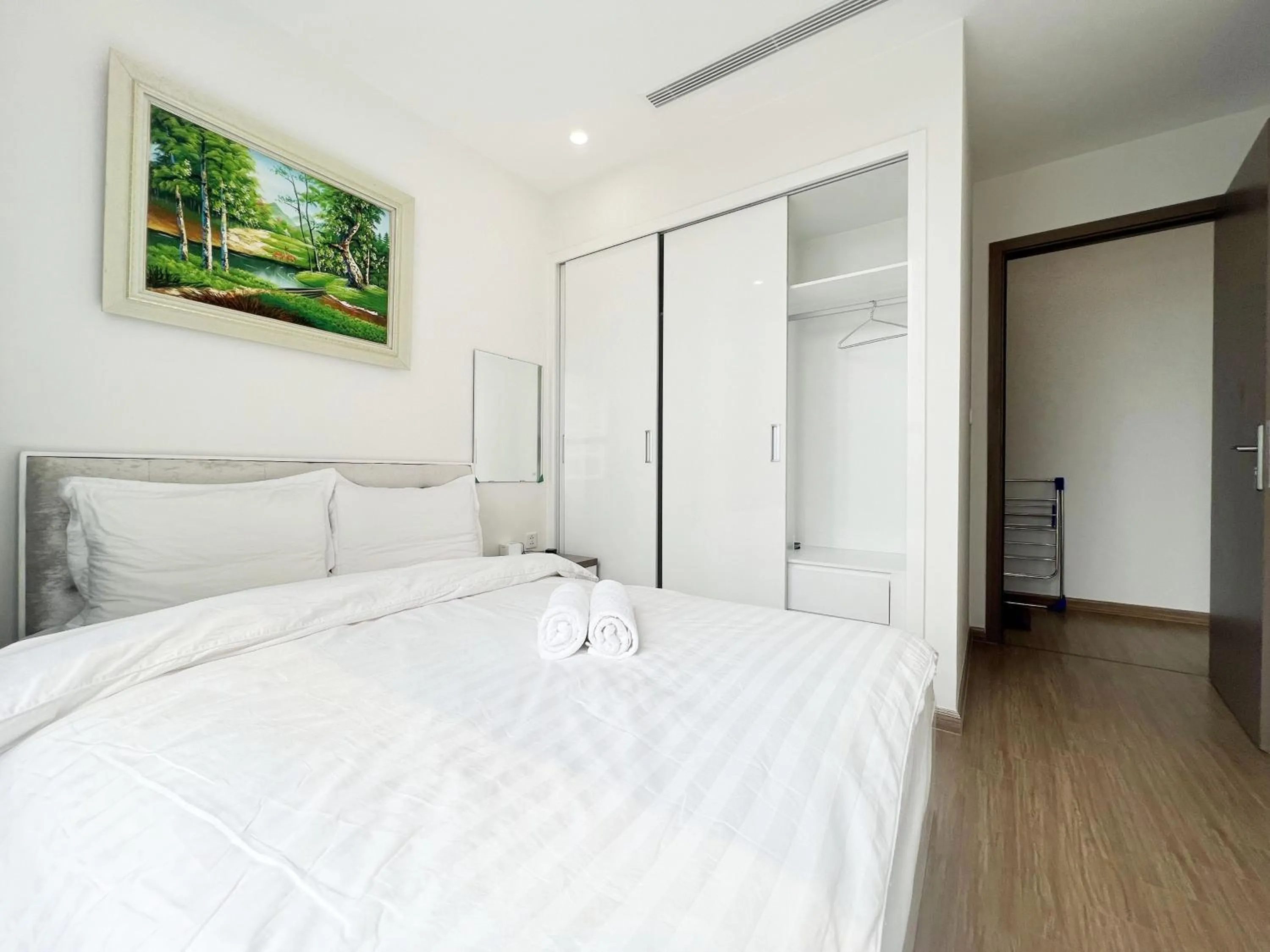 Bed in Luxury Apartment Vinhomes Skylake