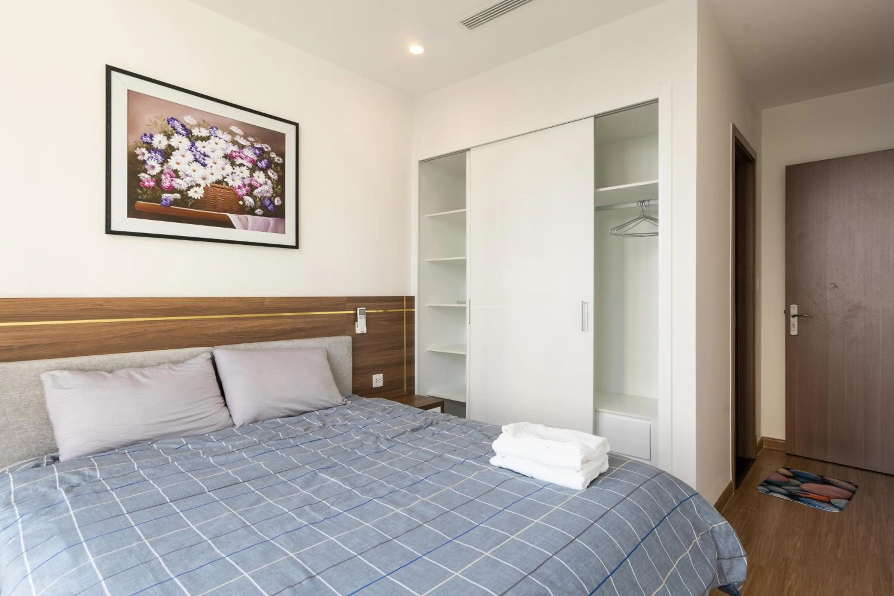 Bed in Luxury Apartment Vinhomes Skylake