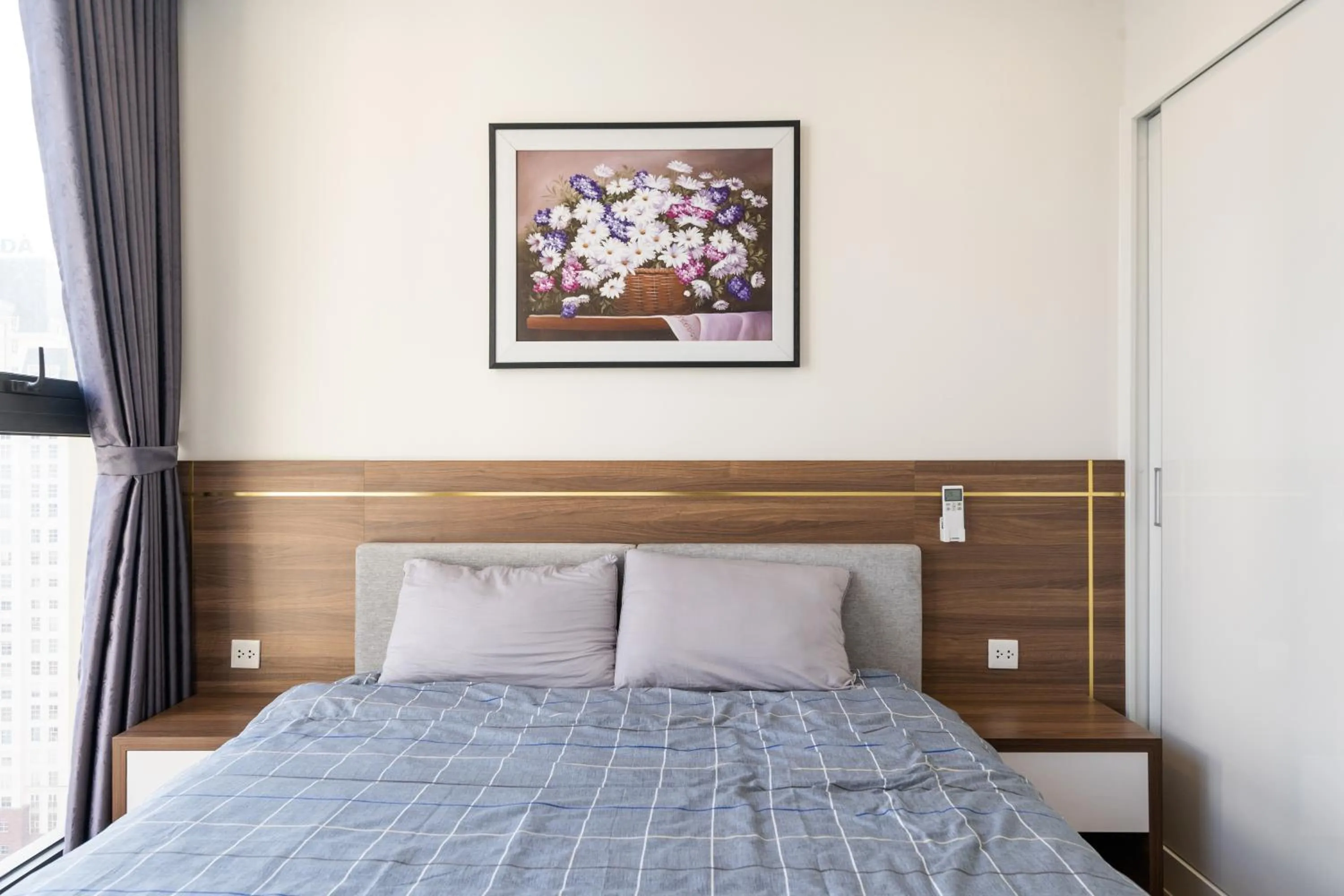 Bed in Luxury Apartment Vinhomes Skylake