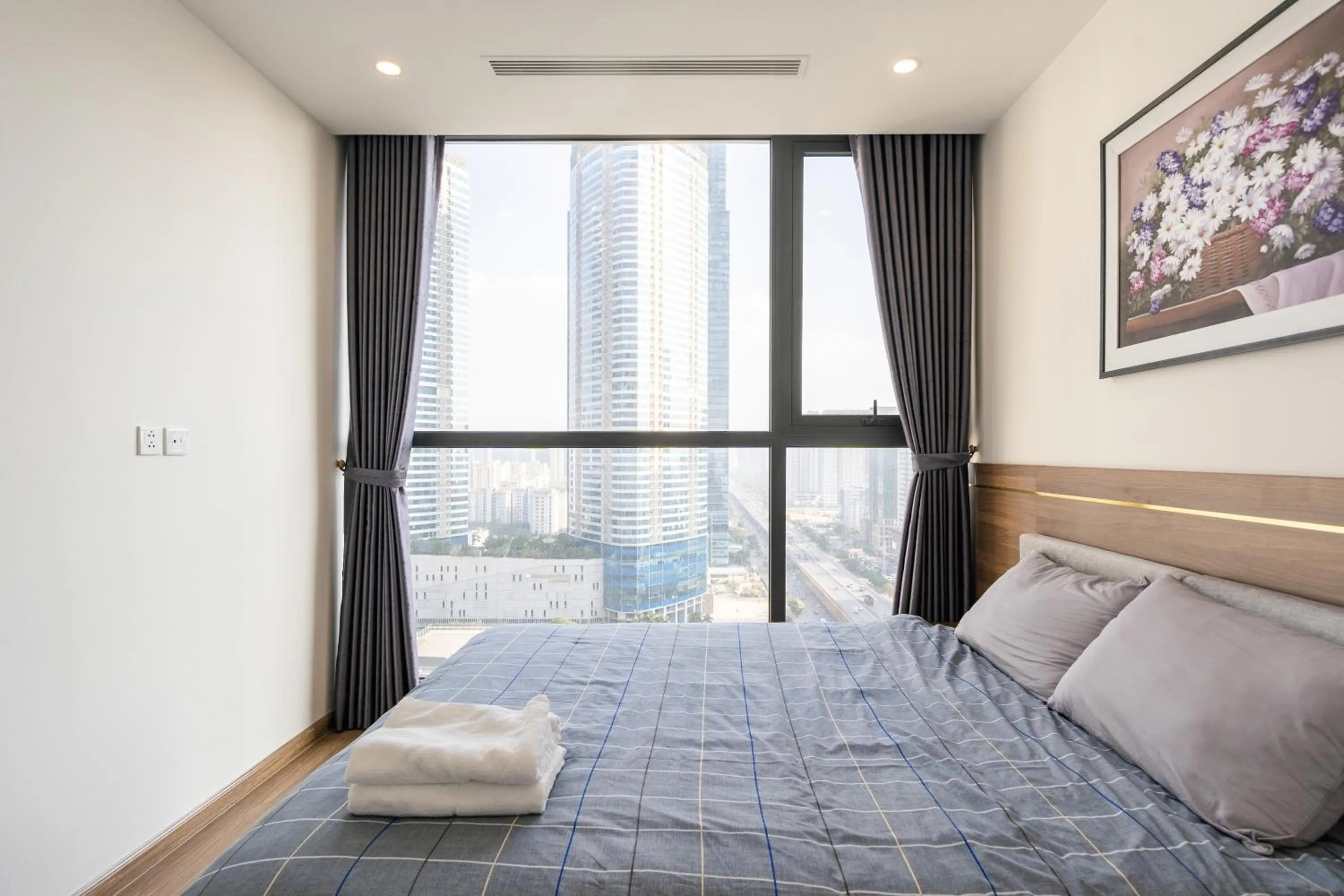 Bed in Luxury Apartment Vinhomes Skylake