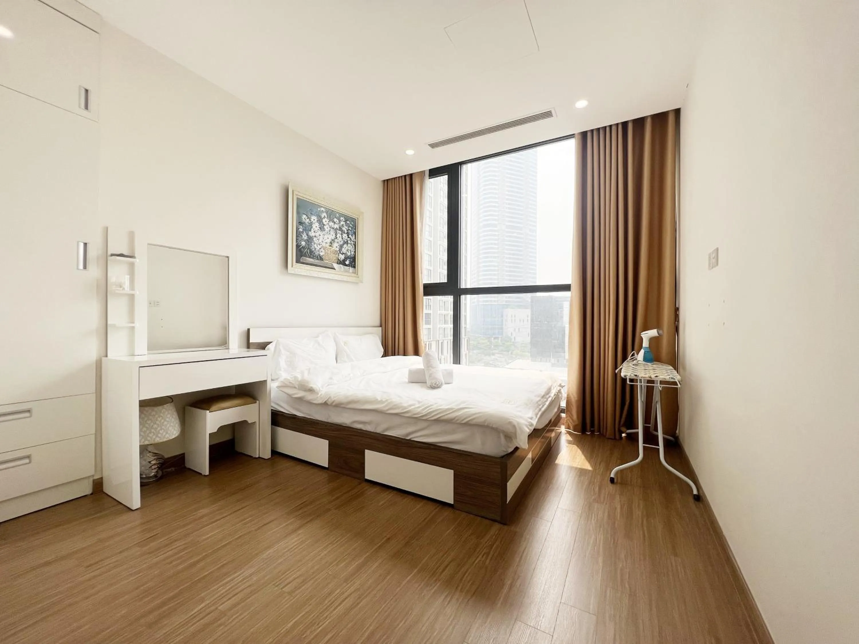 Bed in Luxury Apartment Vinhomes Skylake