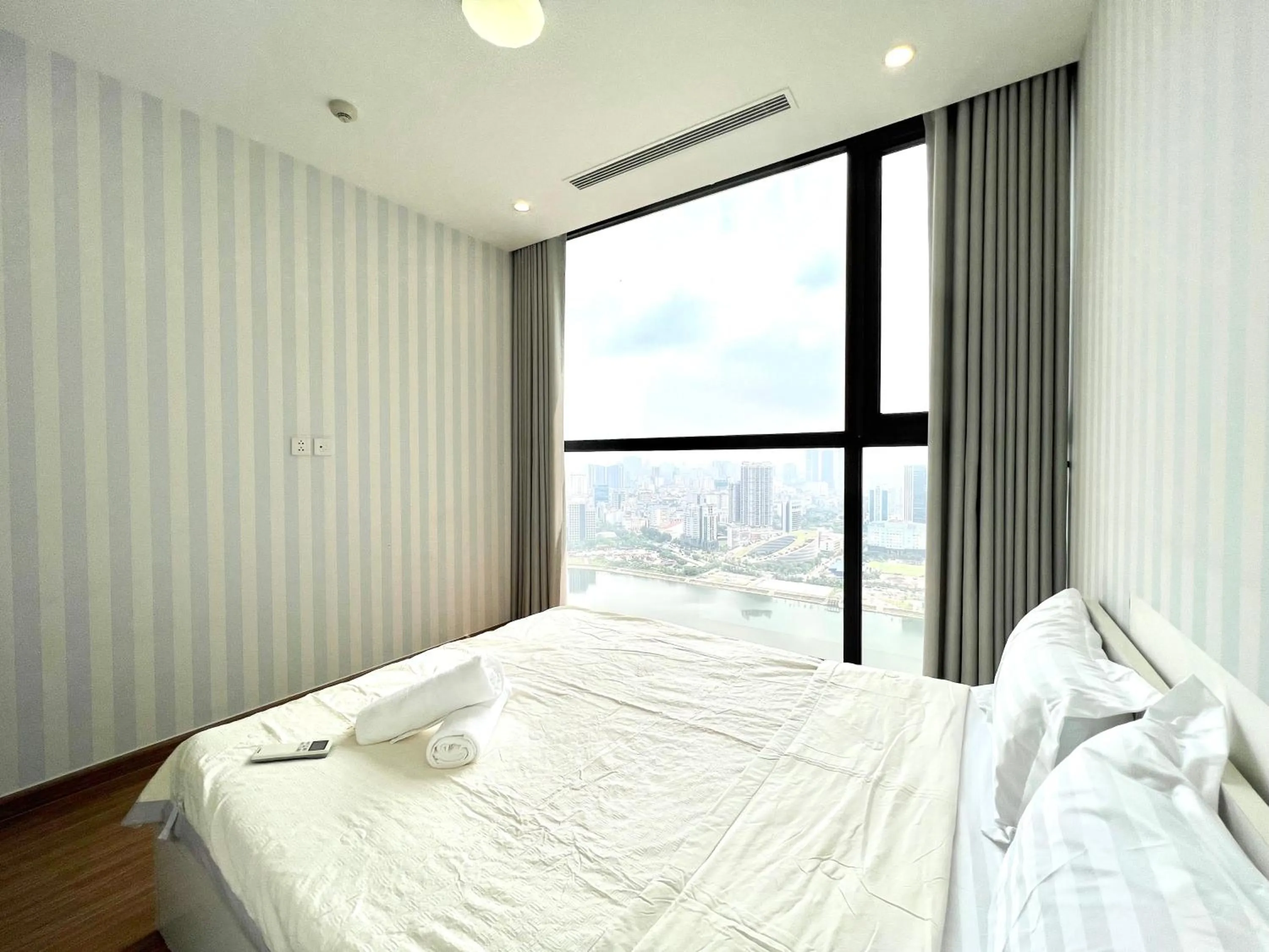 Bed in Luxury Apartment Vinhomes Skylake