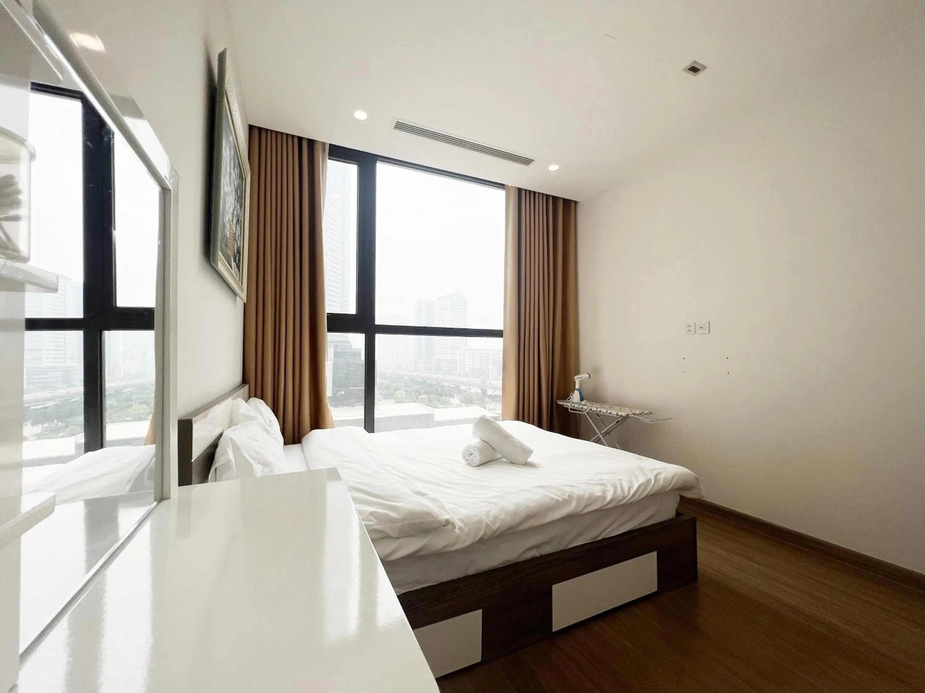 Bed in Luxury Apartment Vinhomes Skylake