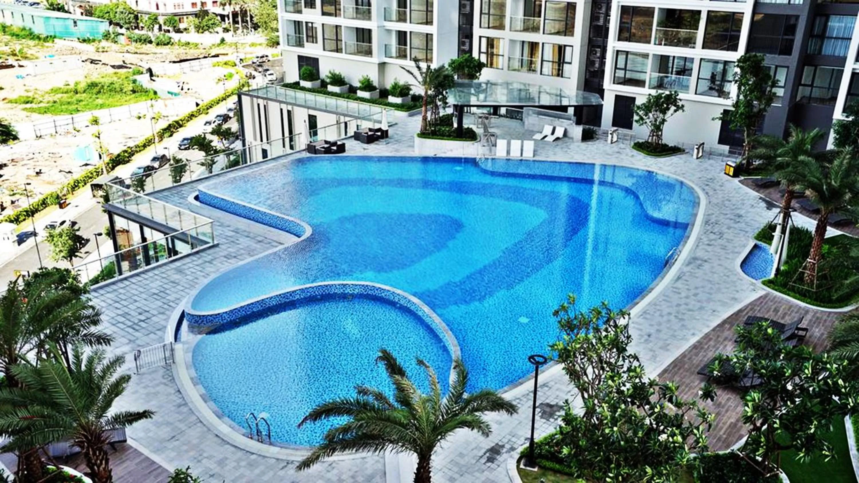 Swimming pool in Luxury Apartment Vinhomes Skylake