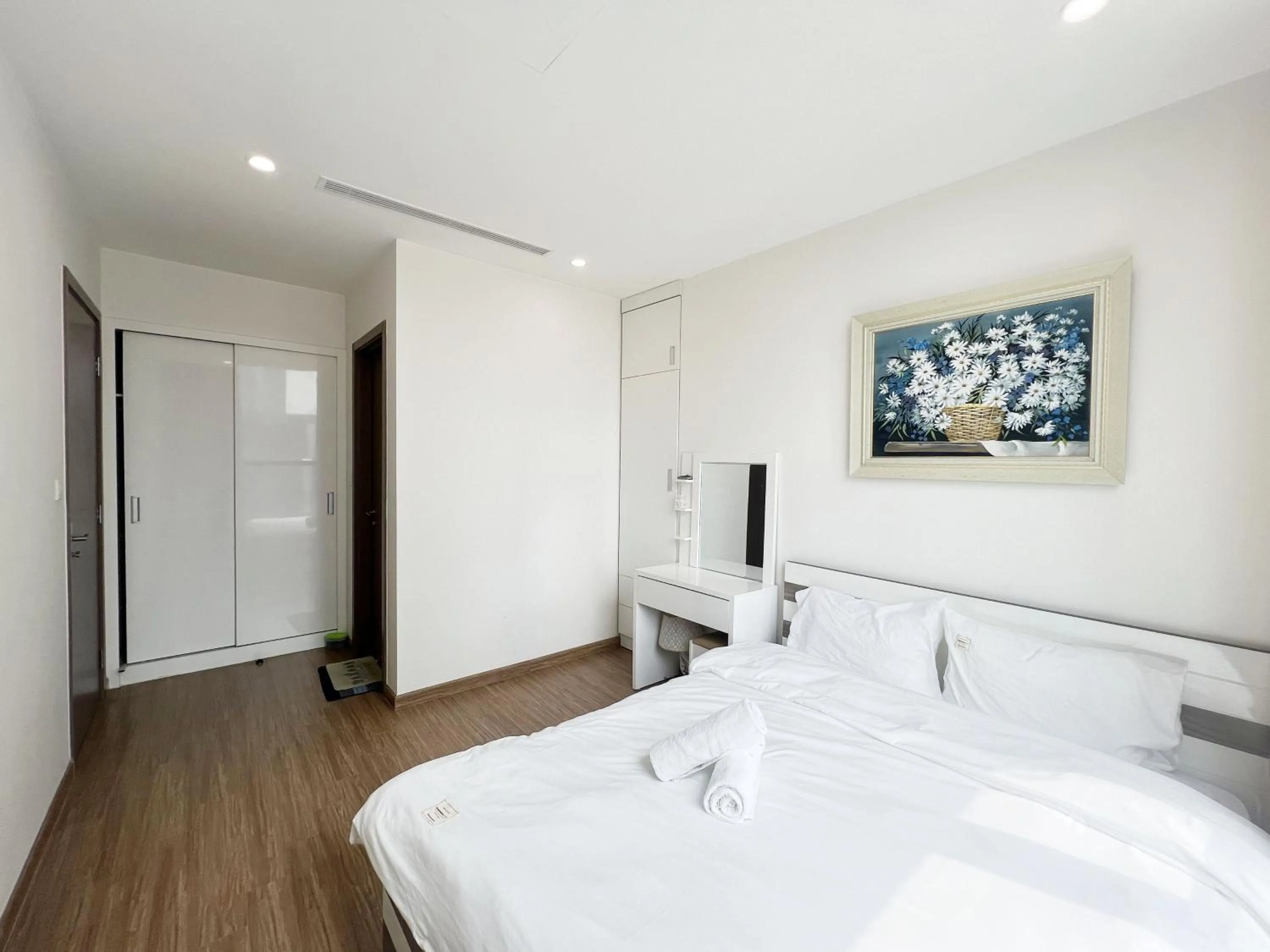 Bed in Luxury Apartment Vinhomes Skylake