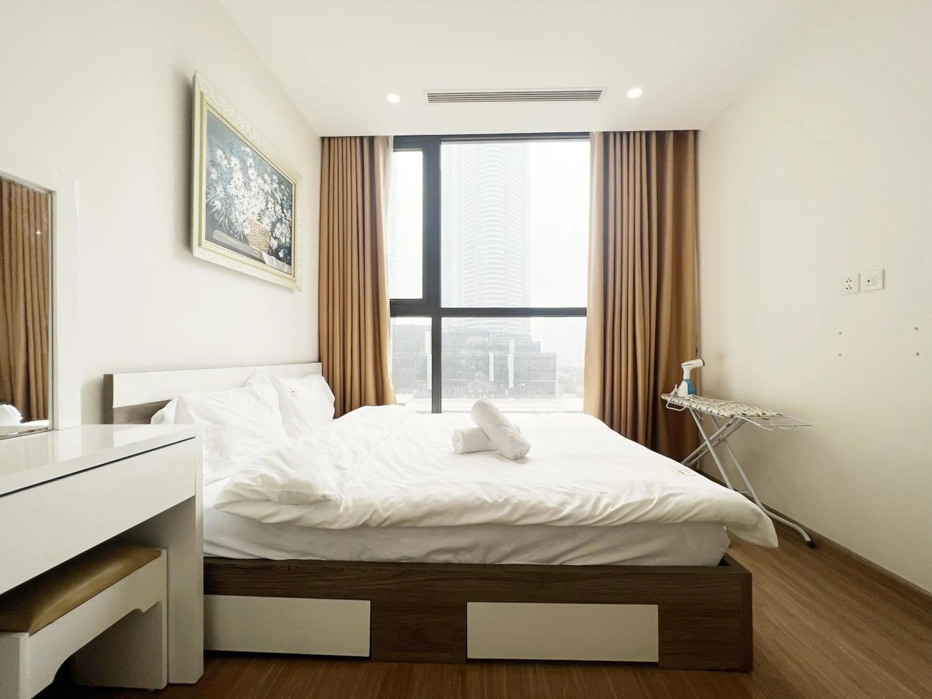 Bed in Luxury Apartment Vinhomes Skylake