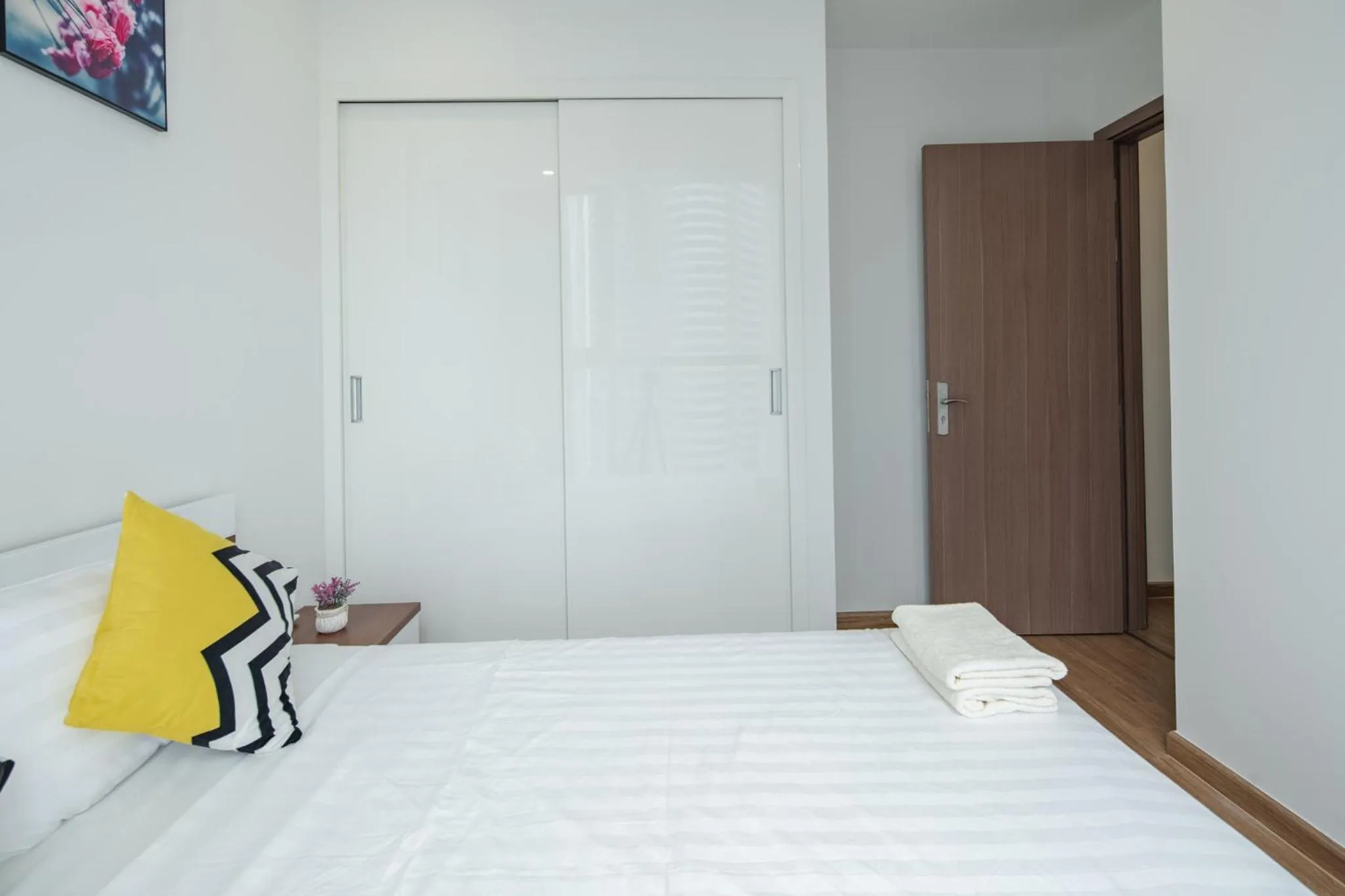 Bed in Luxury Apartment Vinhomes Skylake