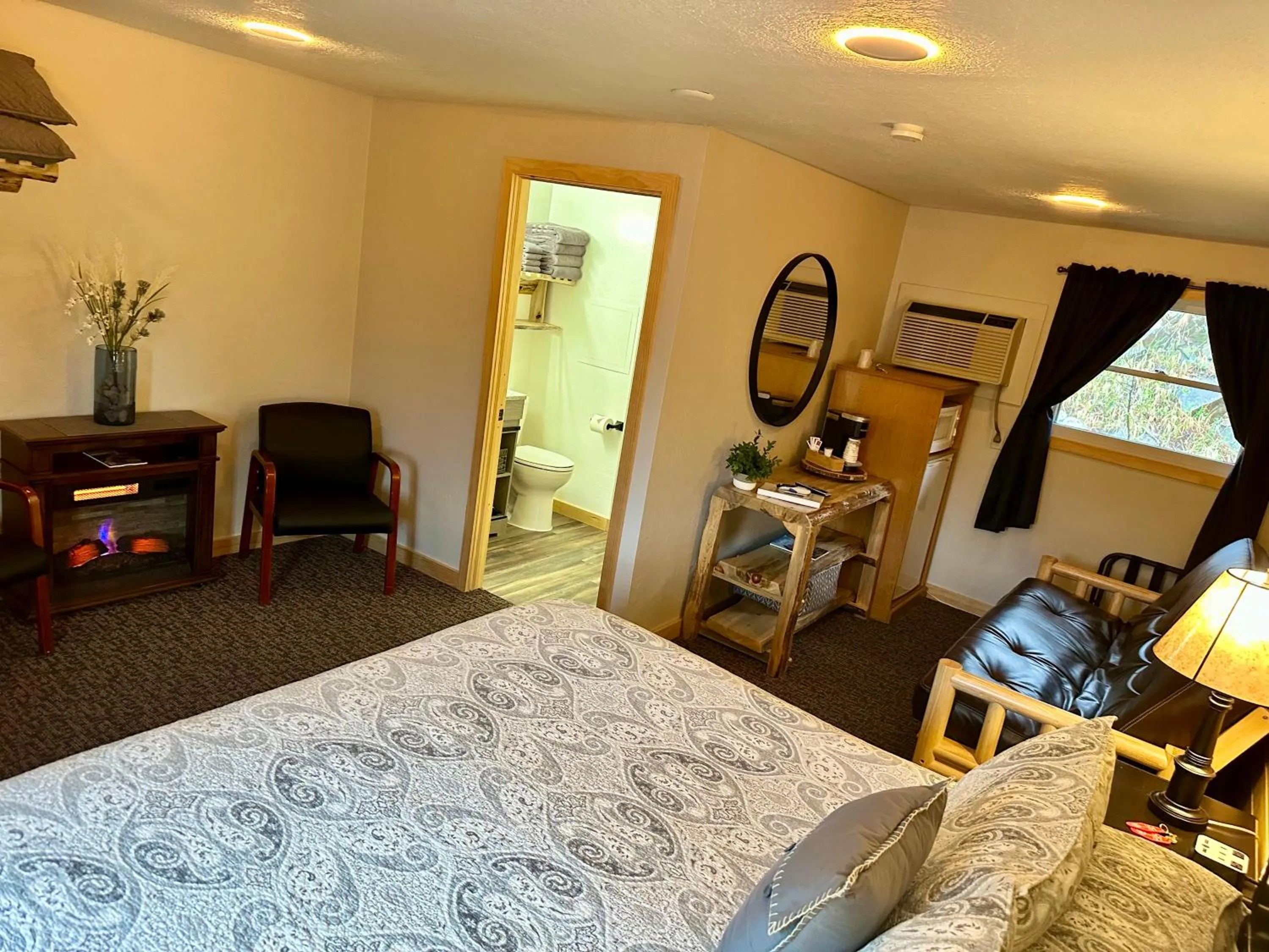 Seating area, Bed in Mountain View Lodge & Cabins