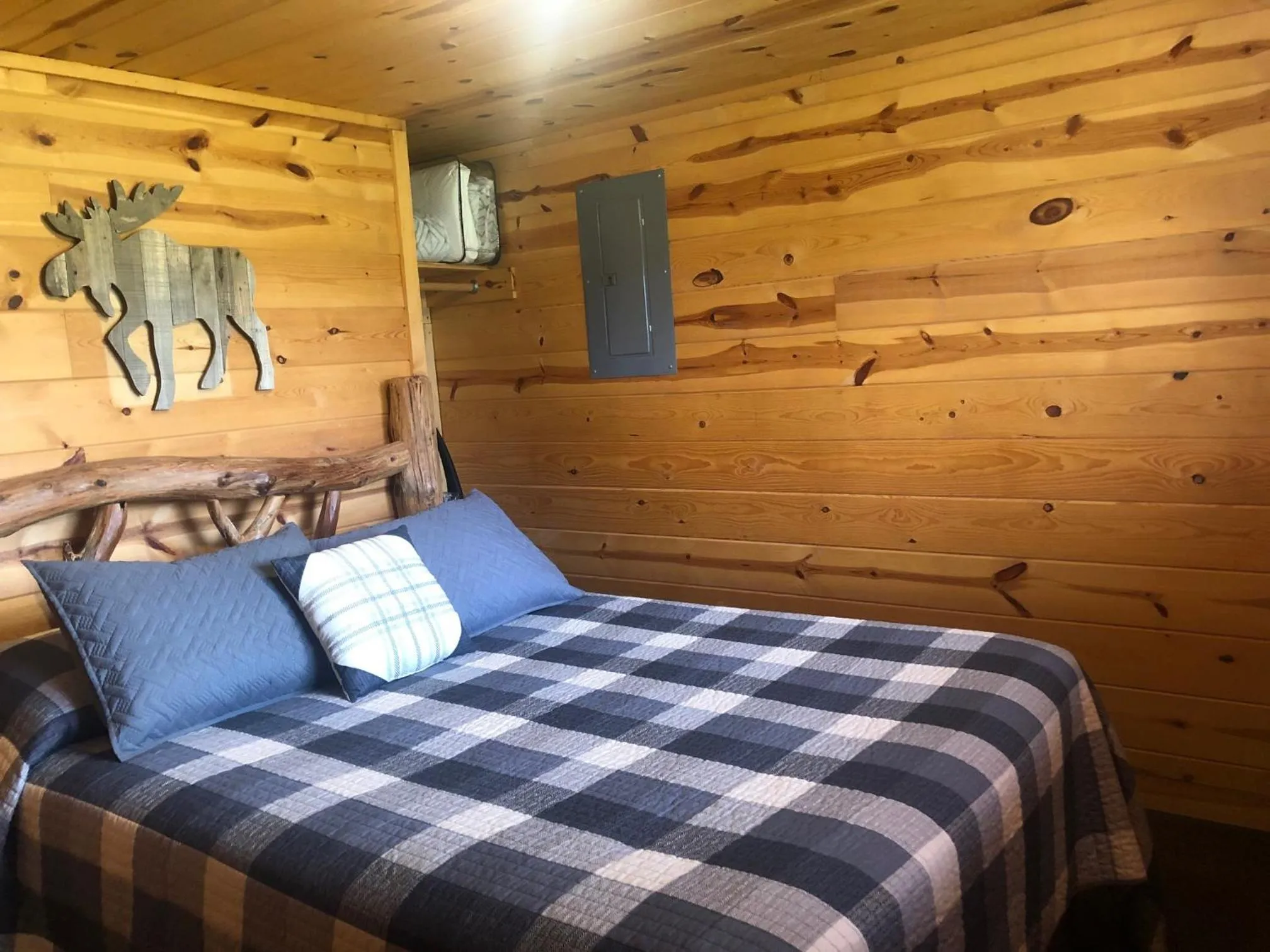 Bed in Mountain View Lodge & Cabins