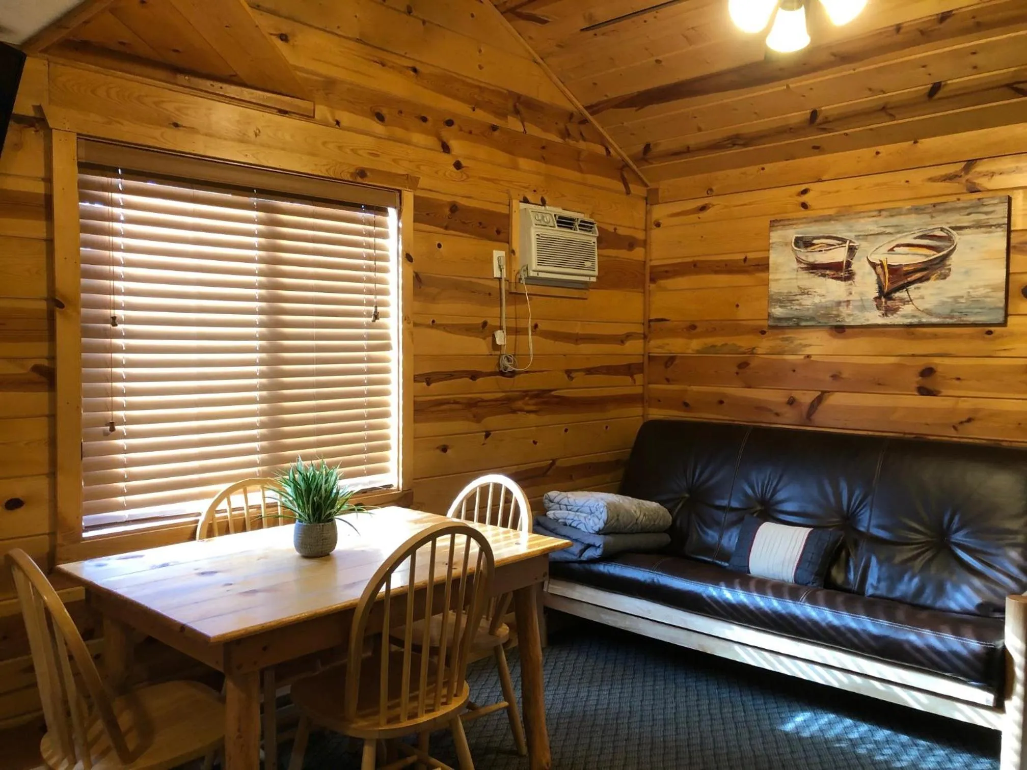 Dining area in Mountain View Lodge & Cabins