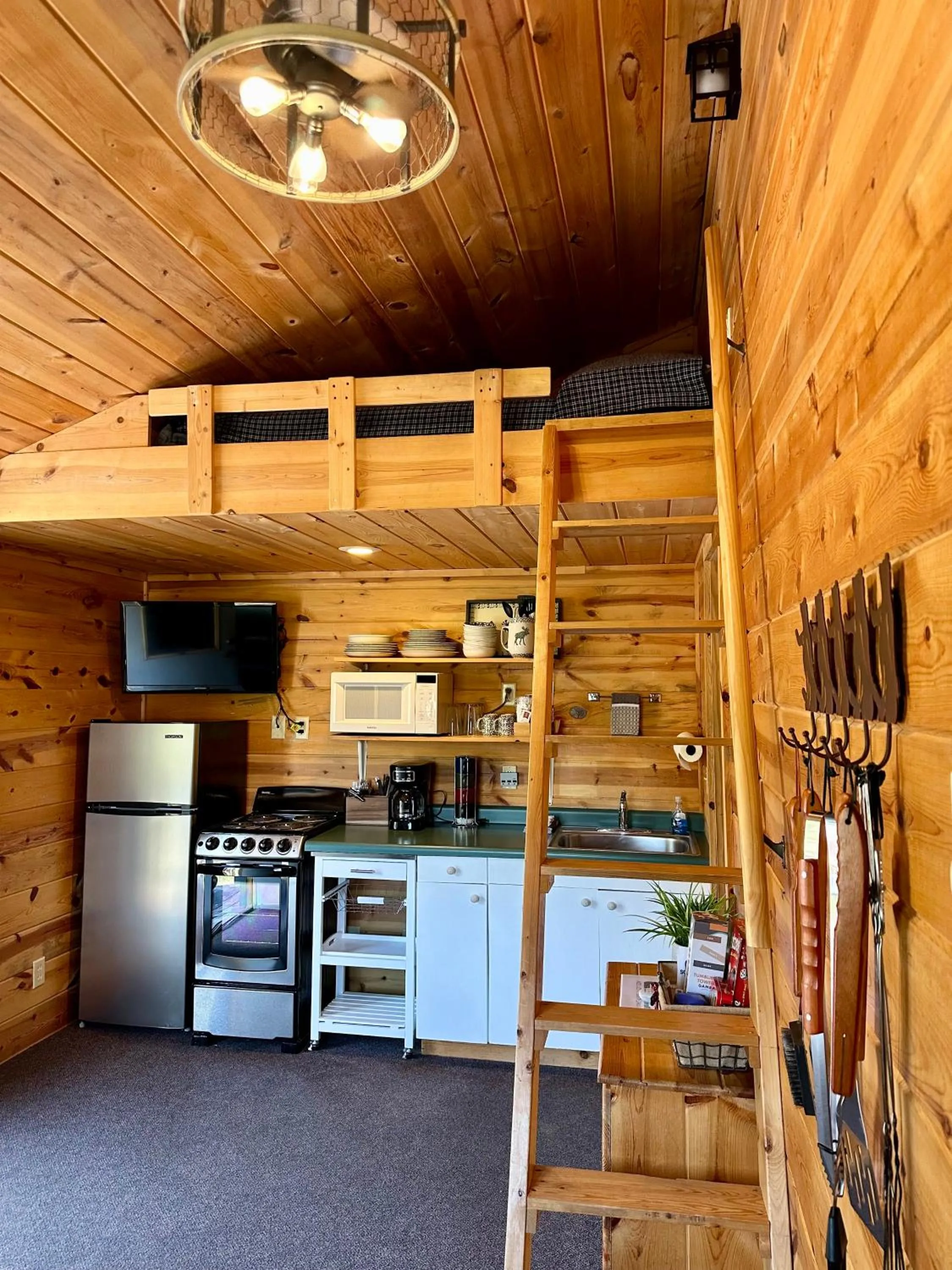 Bed in Mountain View Lodge & Cabins