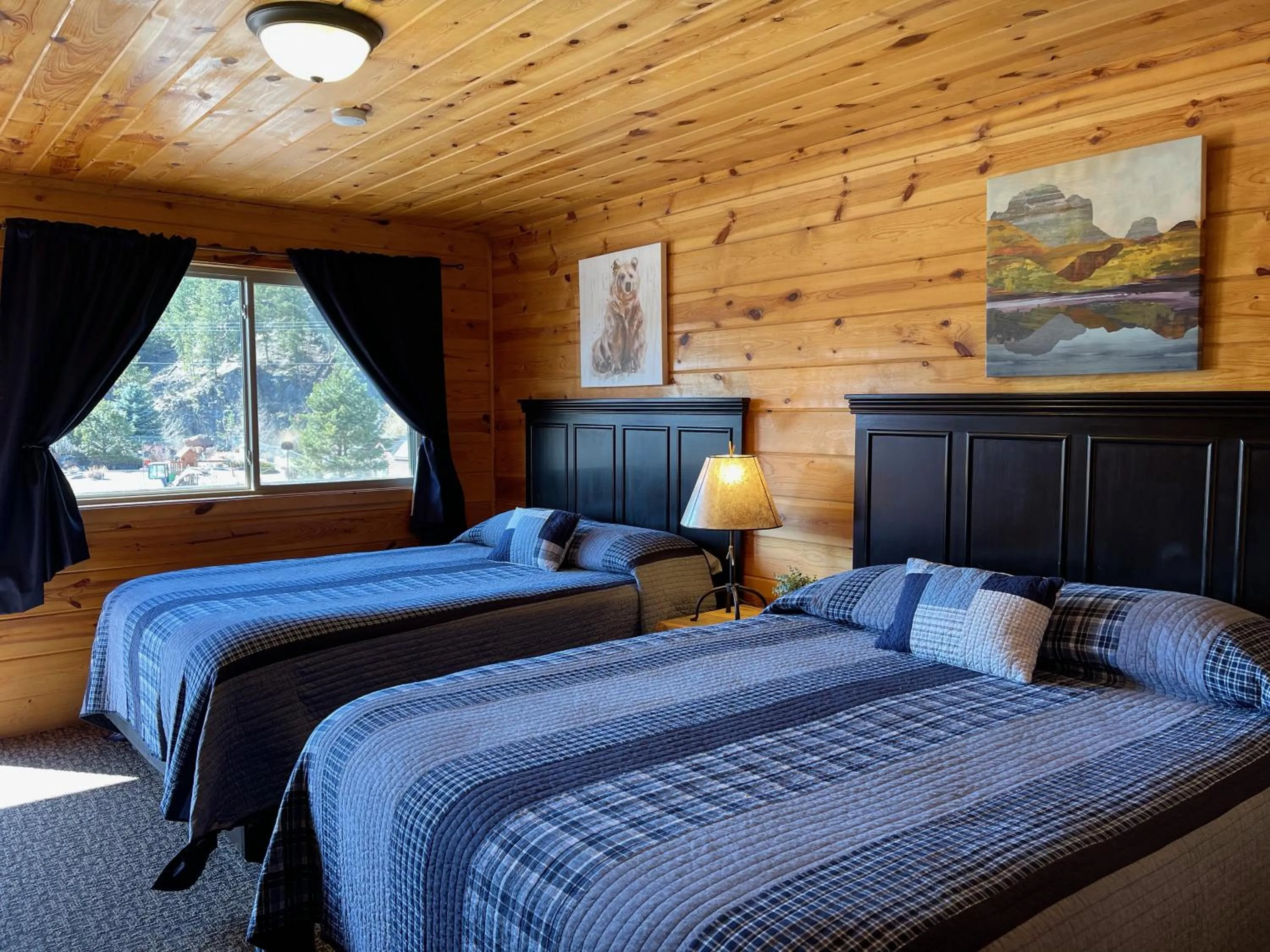 Bed in Mountain View Lodge & Cabins