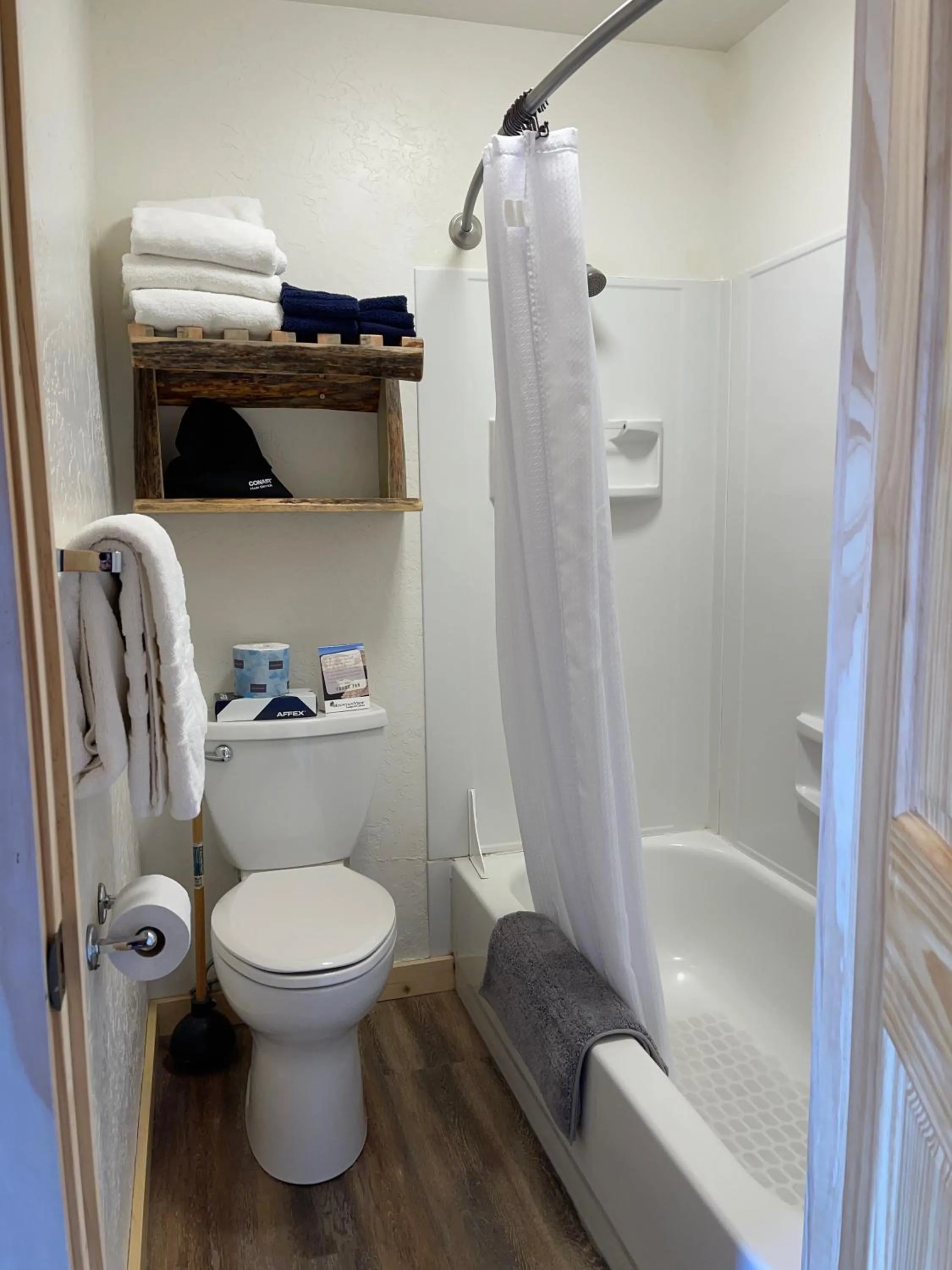 Bathroom in Mountain View Lodge & Cabins