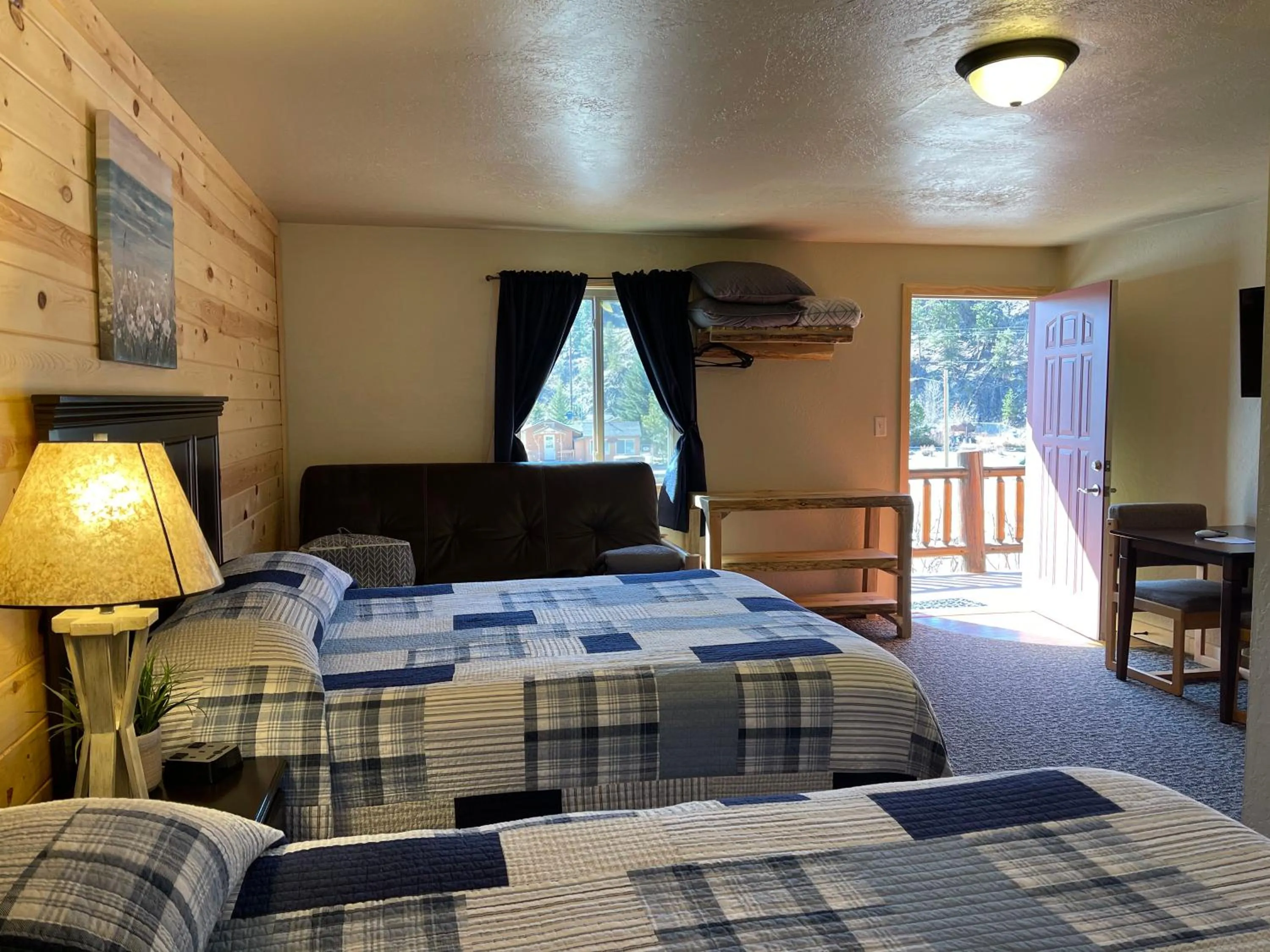 Bed in Mountain View Lodge & Cabins