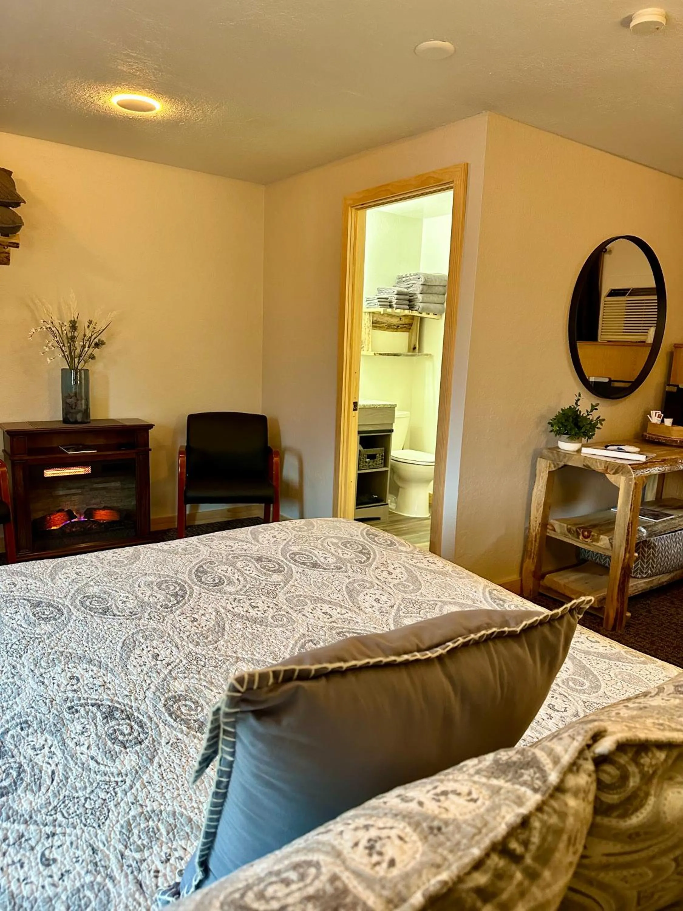 Bedroom, Bed in Mountain View Lodge & Cabins