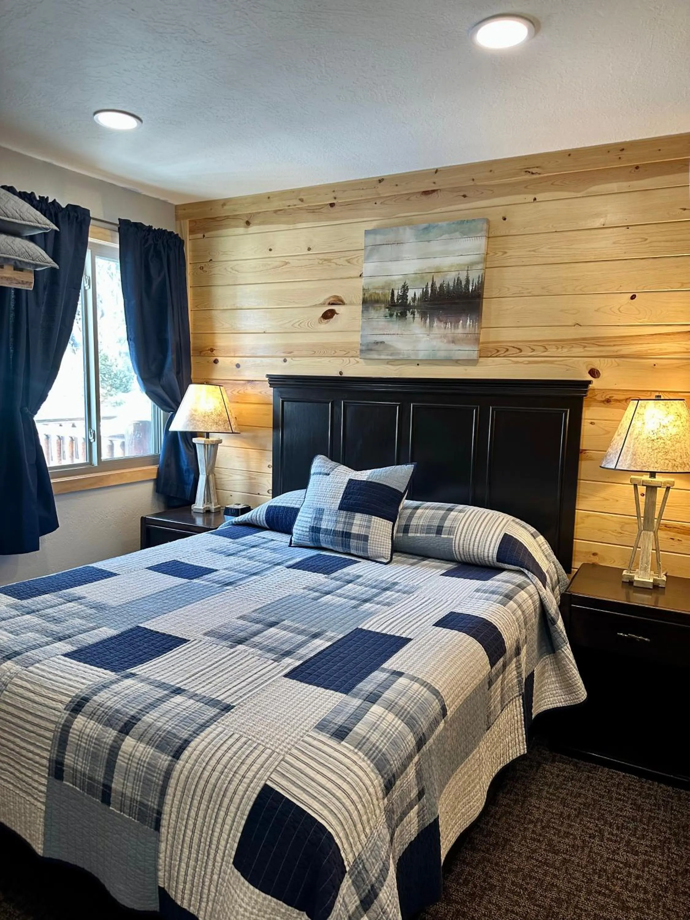 Bed in Mountain View Lodge & Cabins