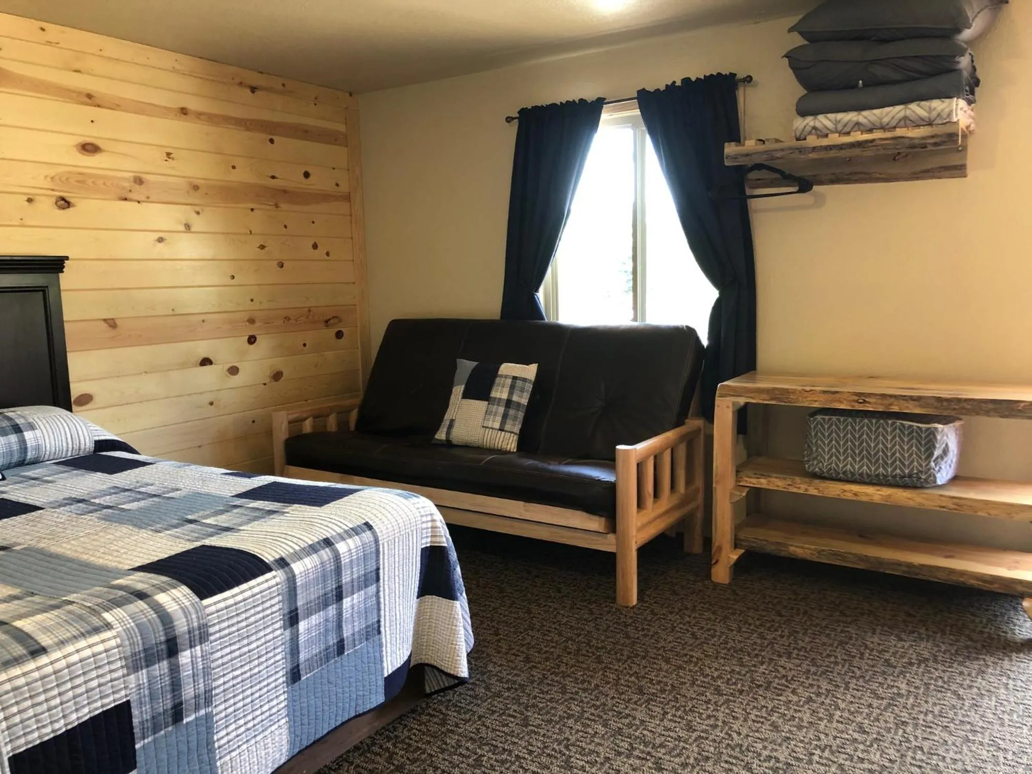 Seating area, Bed in Mountain View Lodge & Cabins