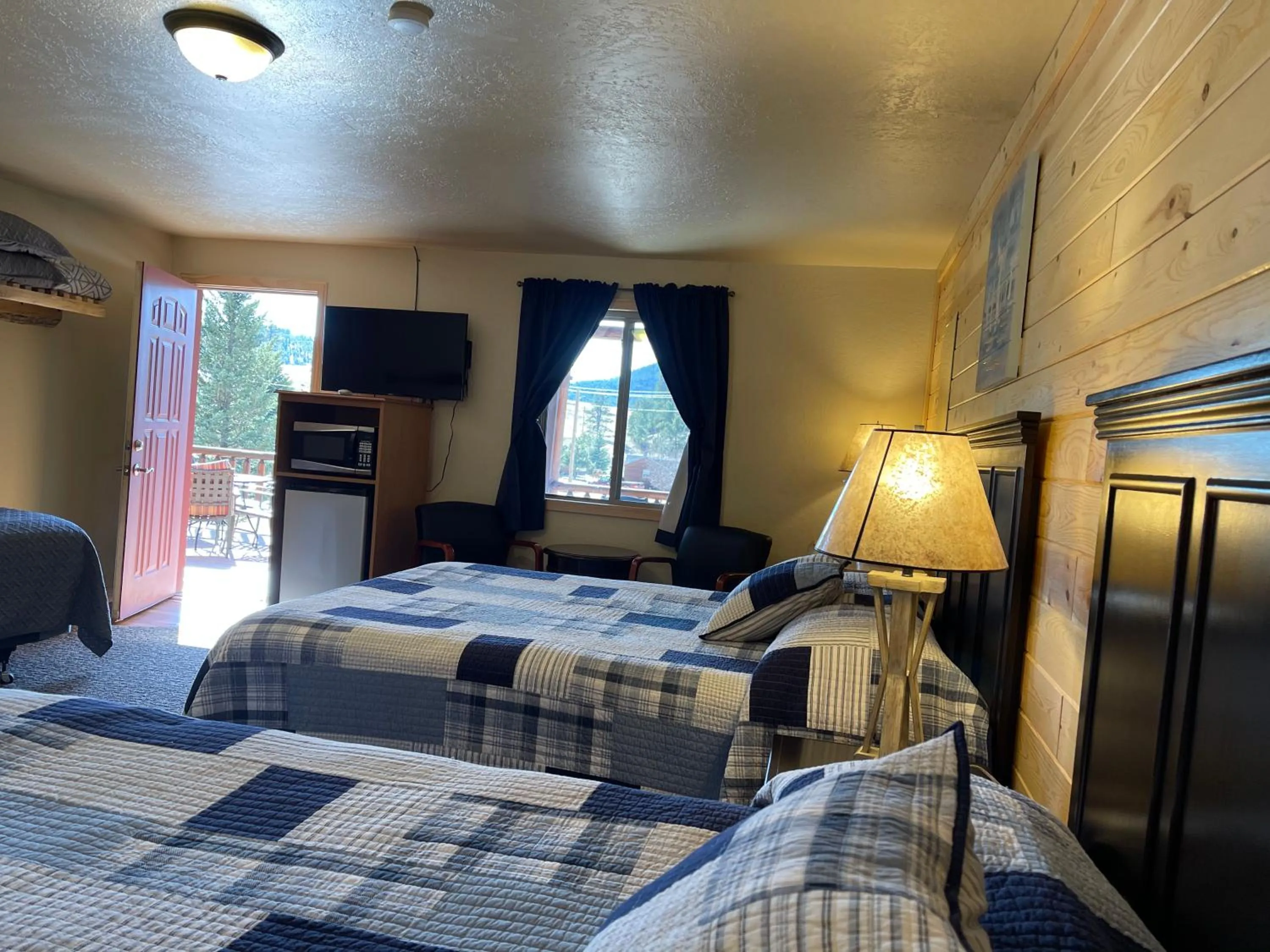 Bed in Mountain View Lodge & Cabins