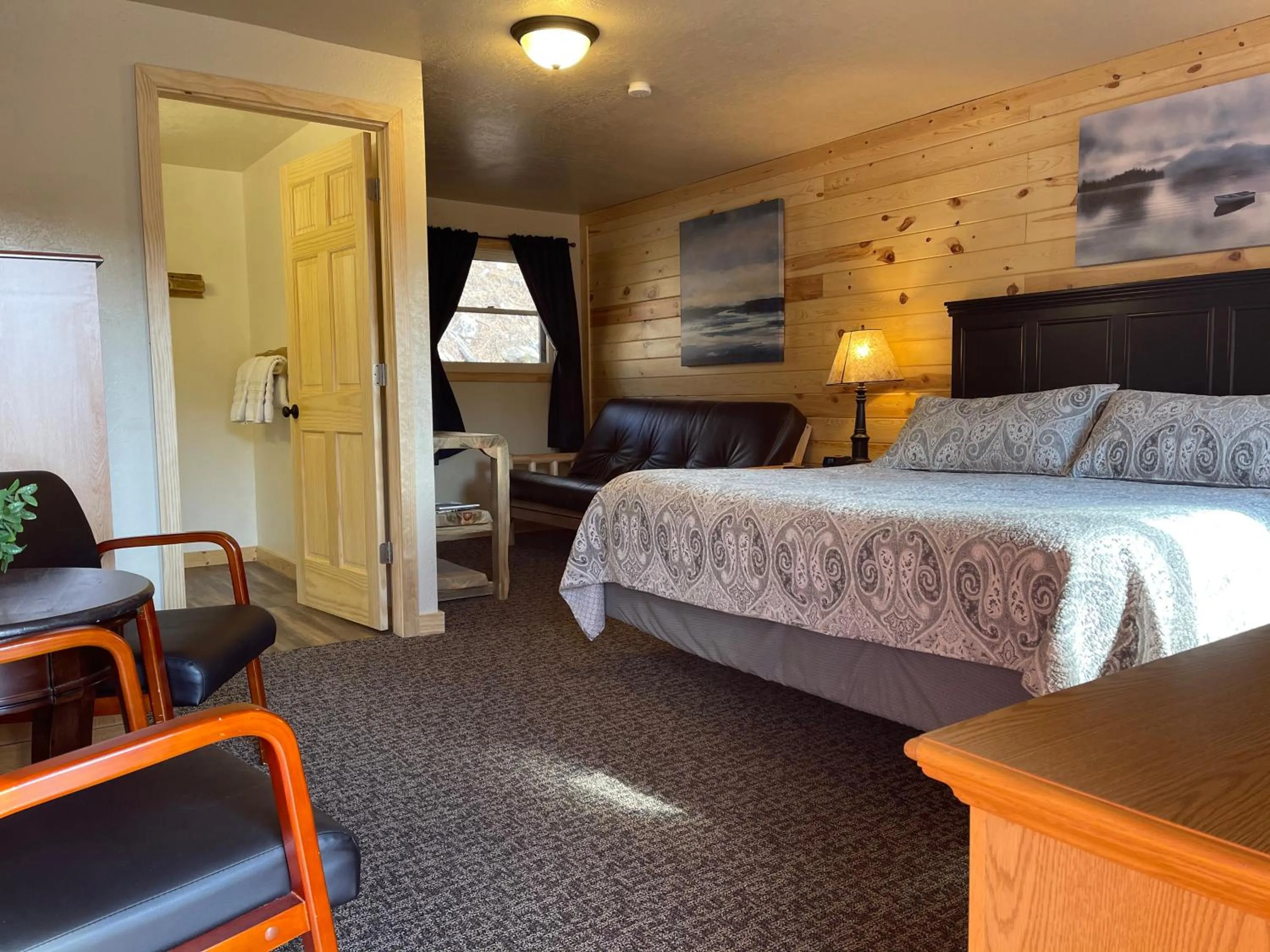 Photo of the whole room, Bed in Mountain View Lodge & Cabins