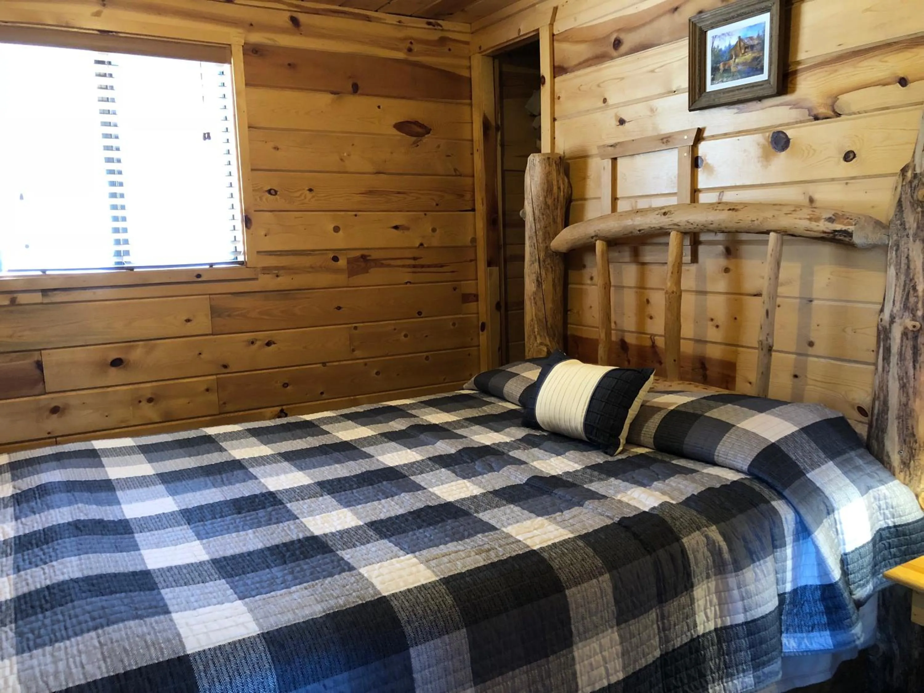 Bedroom, Bed in Mountain View Lodge & Cabins