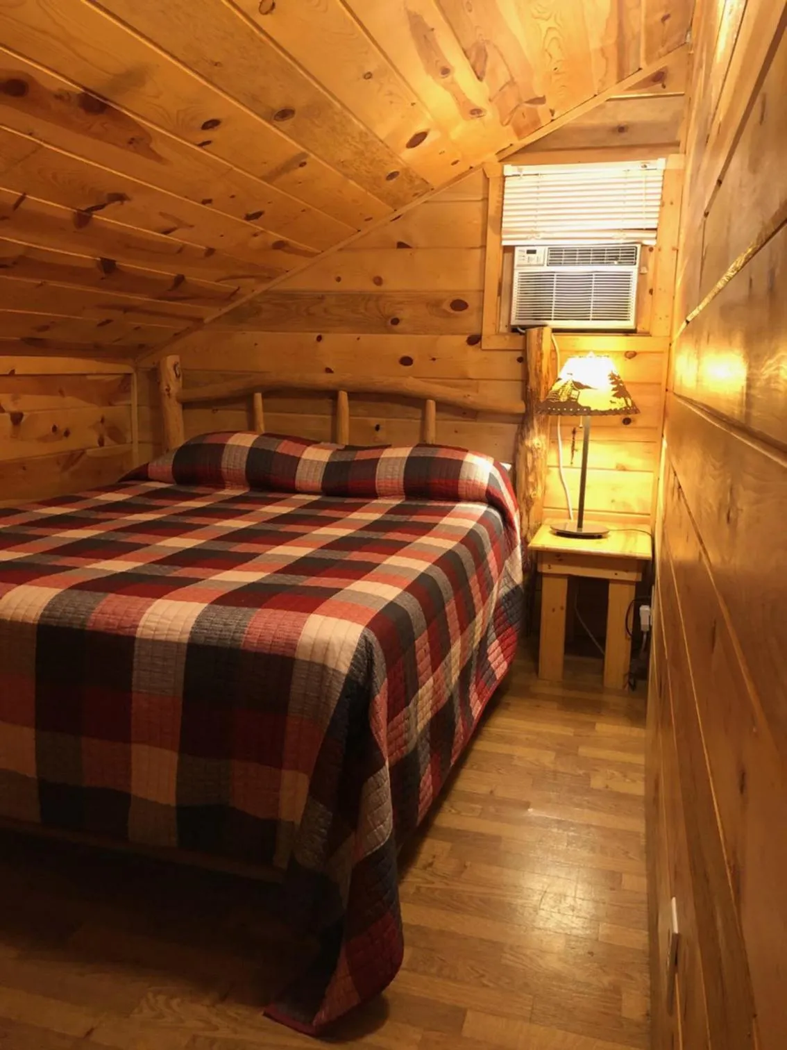 Bed in Mountain View Lodge & Cabins