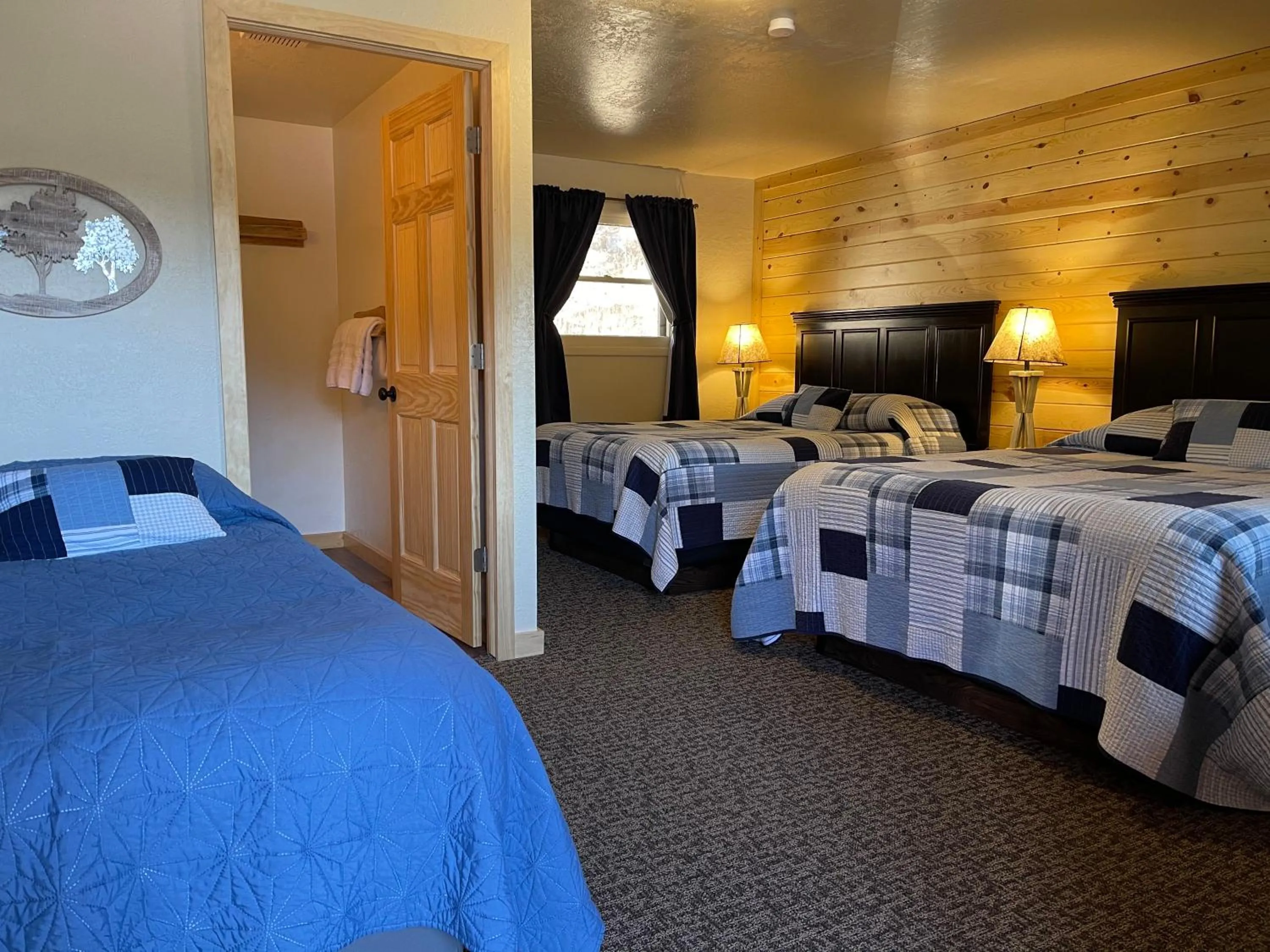 Bed in Mountain View Lodge & Cabins