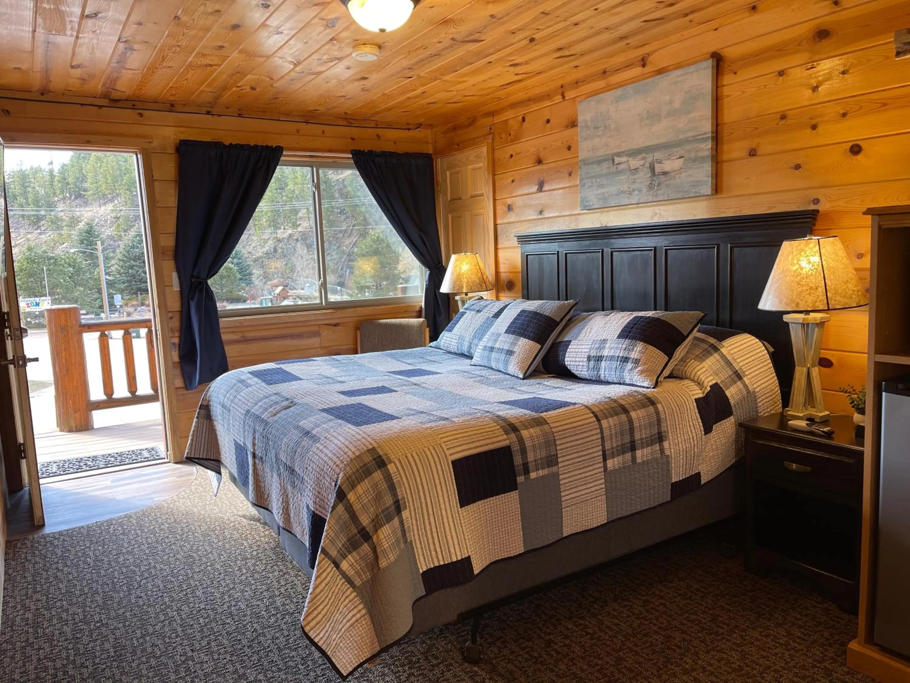 Bed in Mountain View Lodge & Cabins