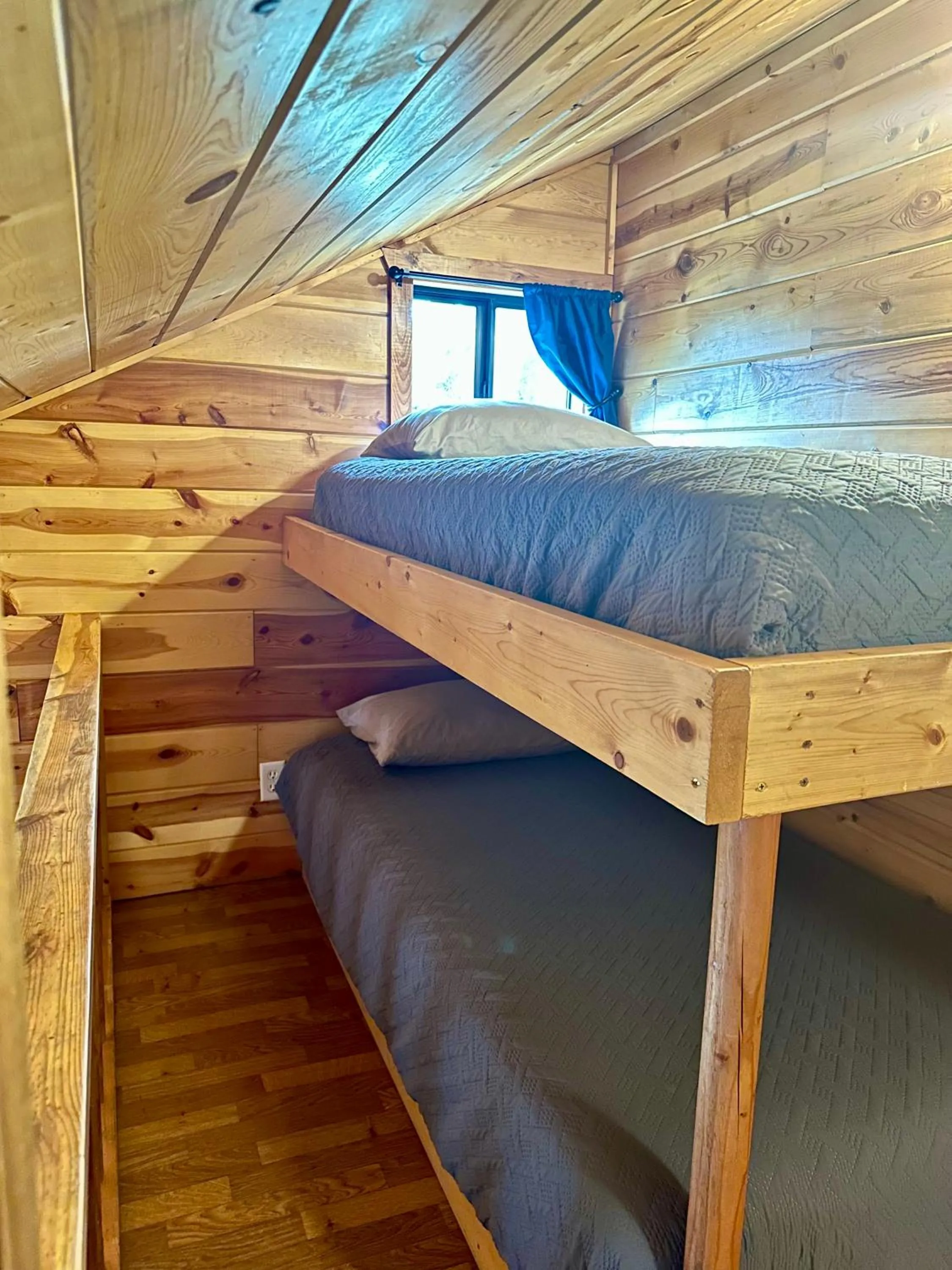 Bed in Mountain View Lodge & Cabins