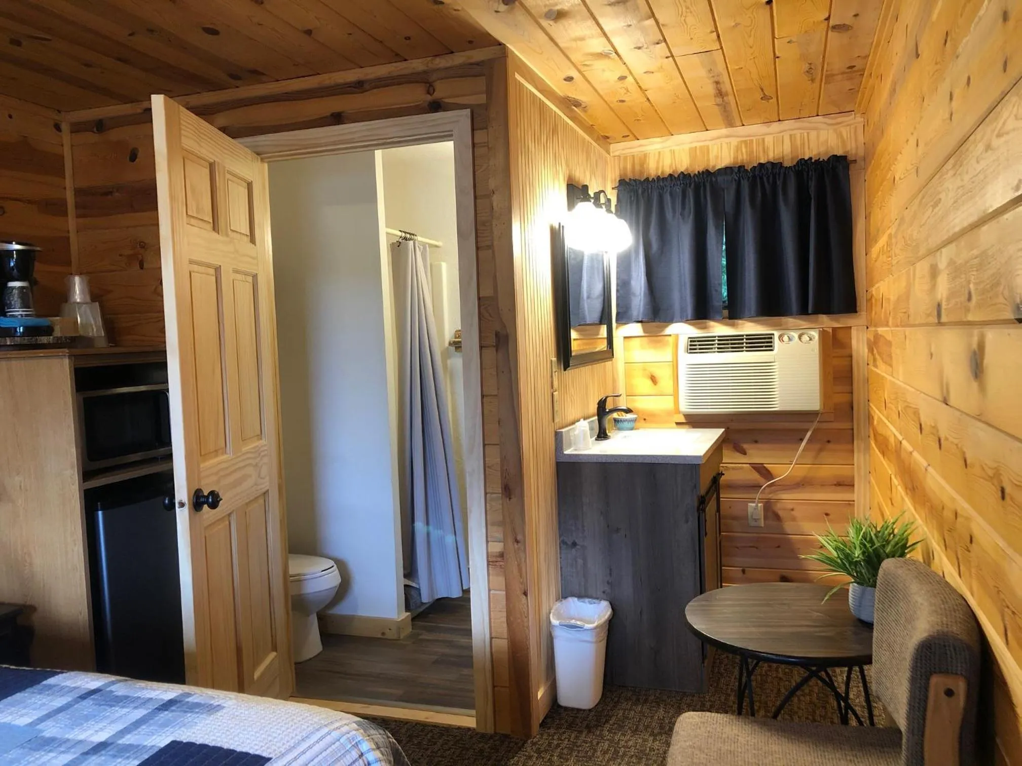 Bed in Mountain View Lodge & Cabins