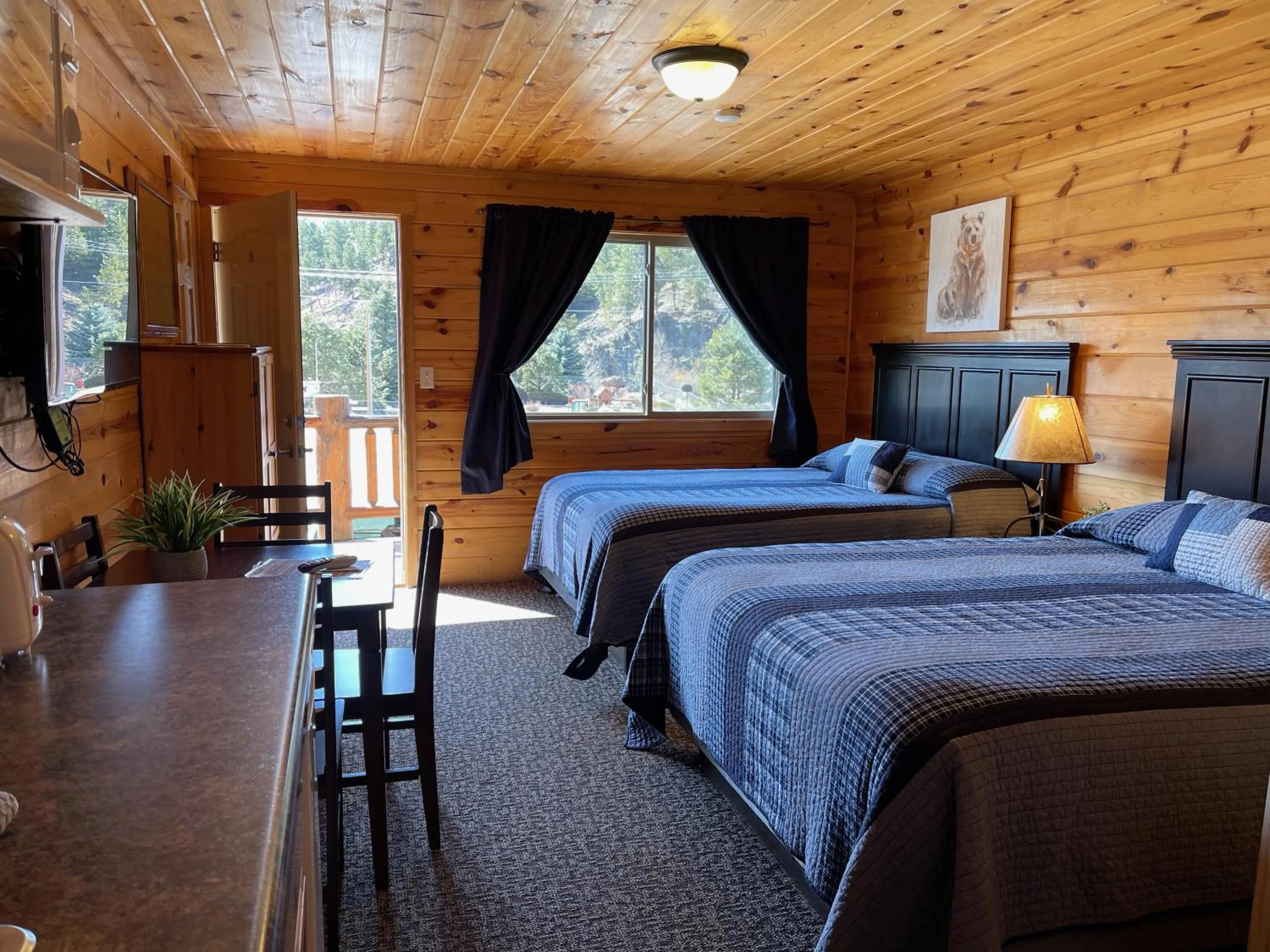Bed in Mountain View Lodge & Cabins