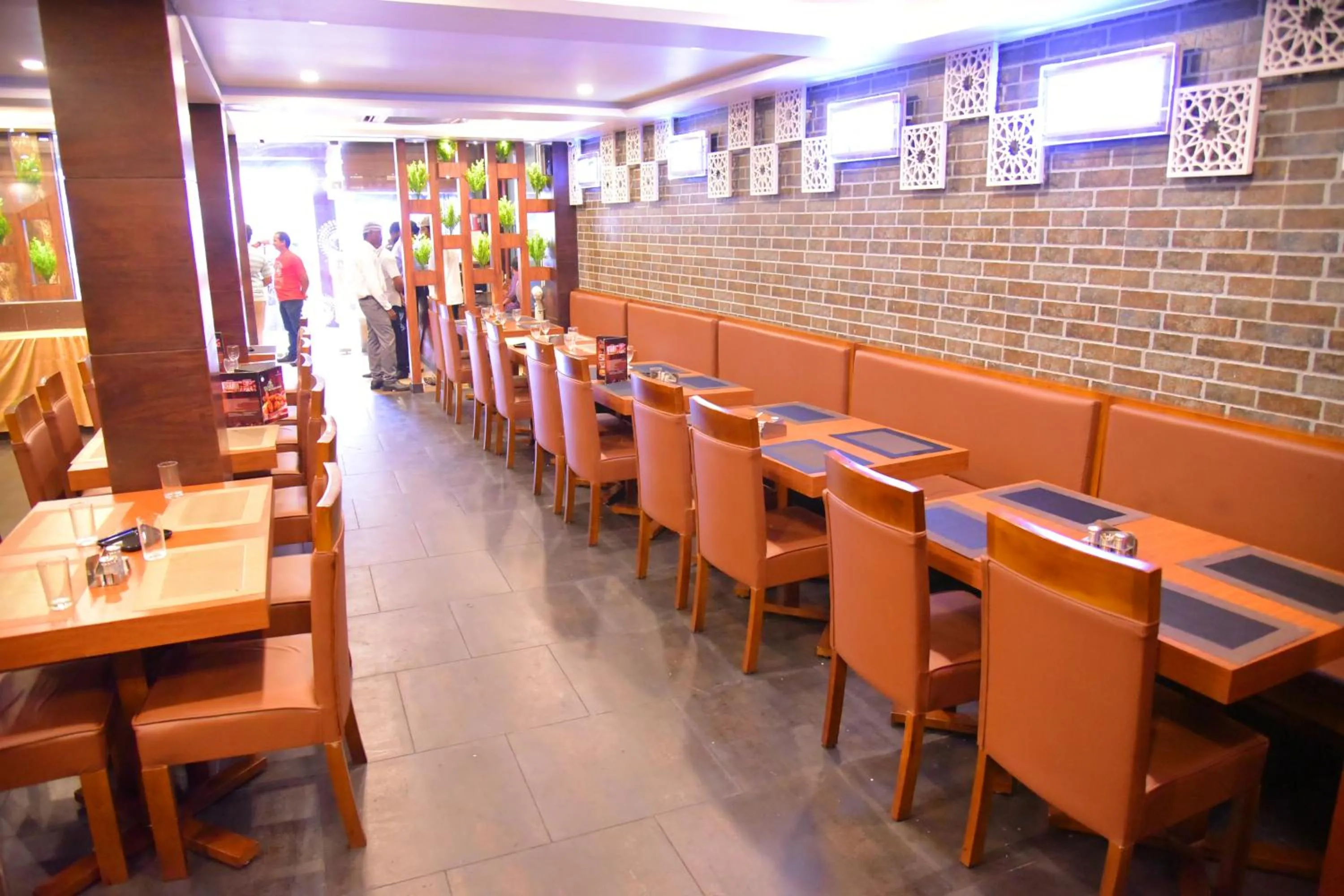 Restaurant/places to eat in Hotel White Boutique