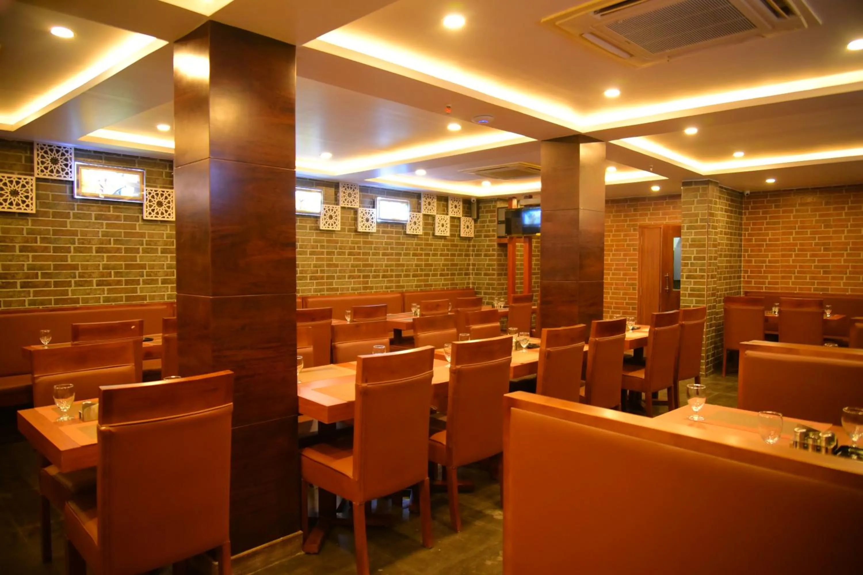 Restaurant/places to eat in Hotel White Boutique