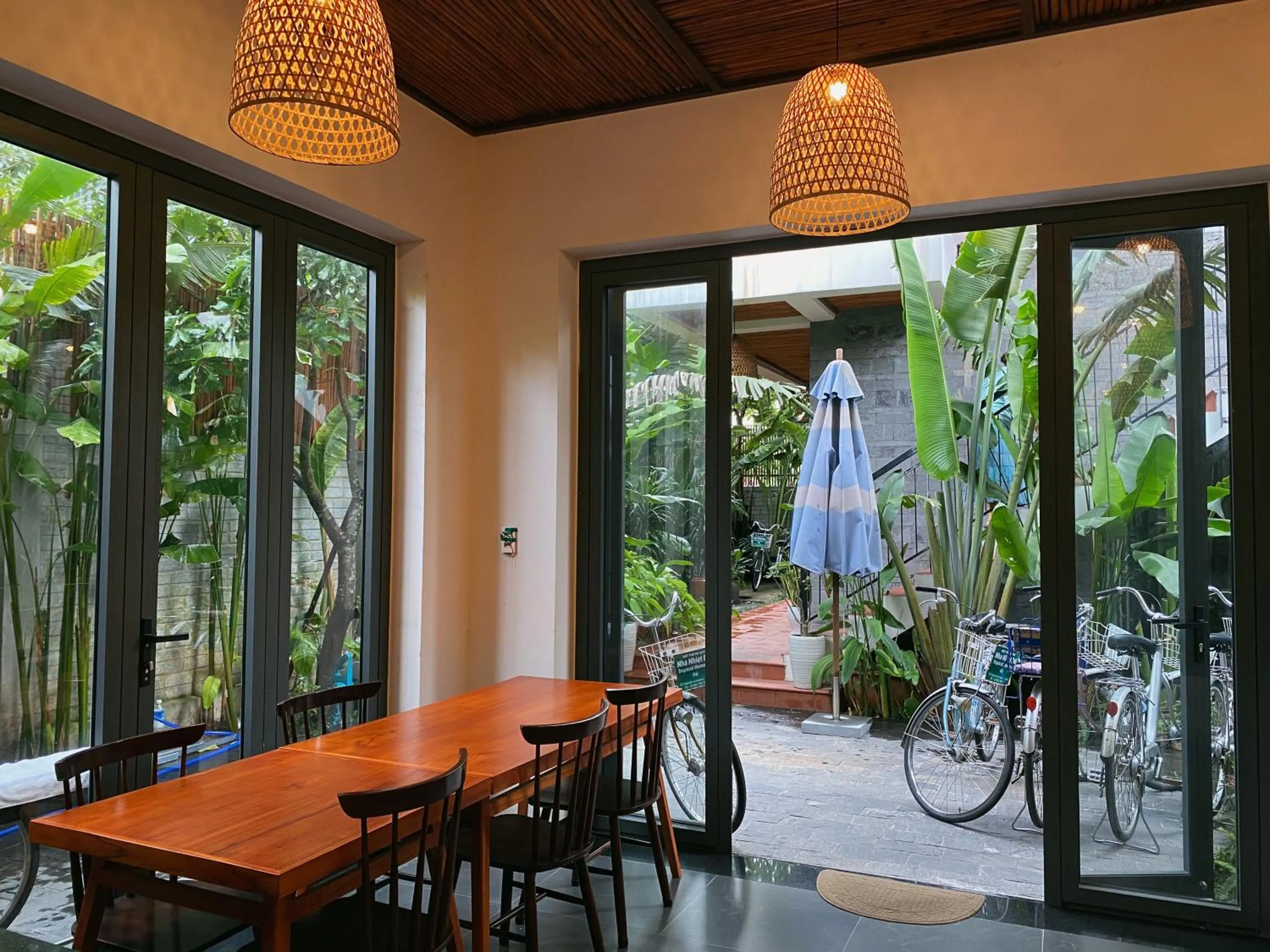 Restaurant/places to eat in Tropical Home Villa