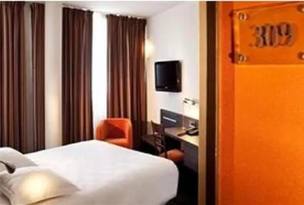 Photo of the whole room, Bed in Escale Oceania Nantes Aéroport