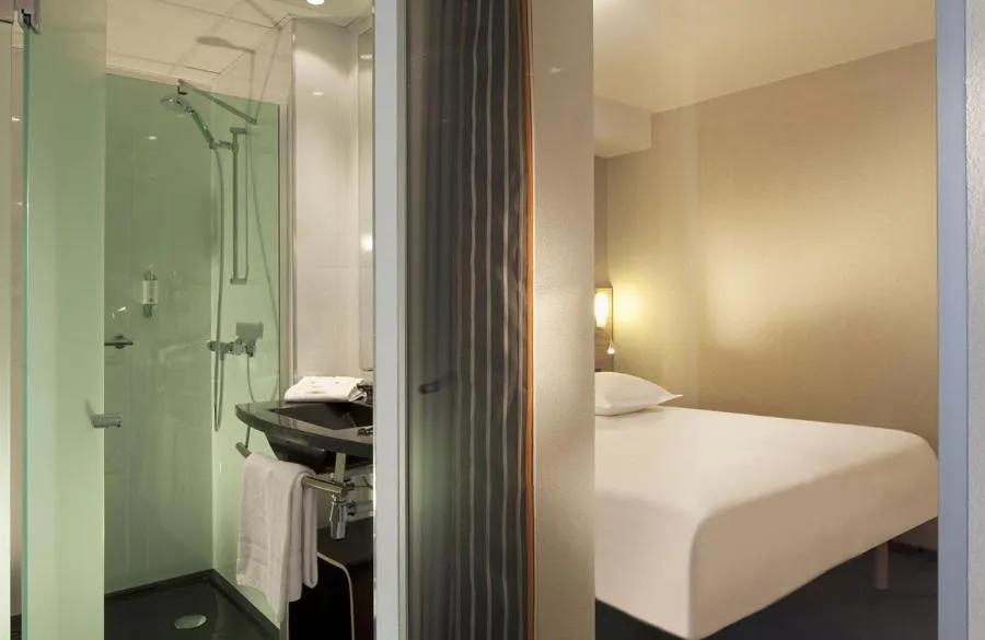 Photo of the whole room, Bed in Escale Oceania Nantes Aéroport